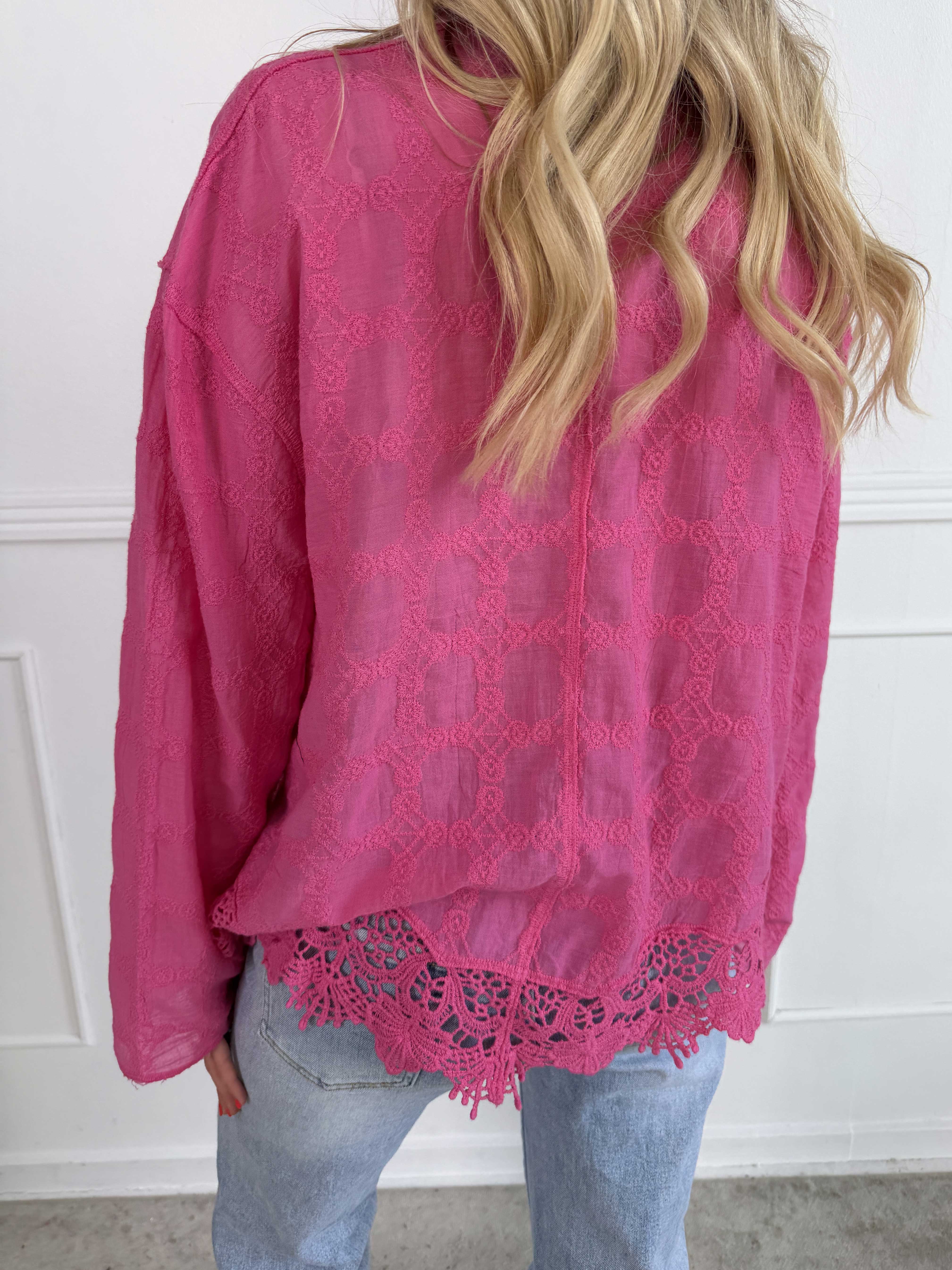 Litzy - Feminin bomuldsskjorte med fine broderier og blondekant