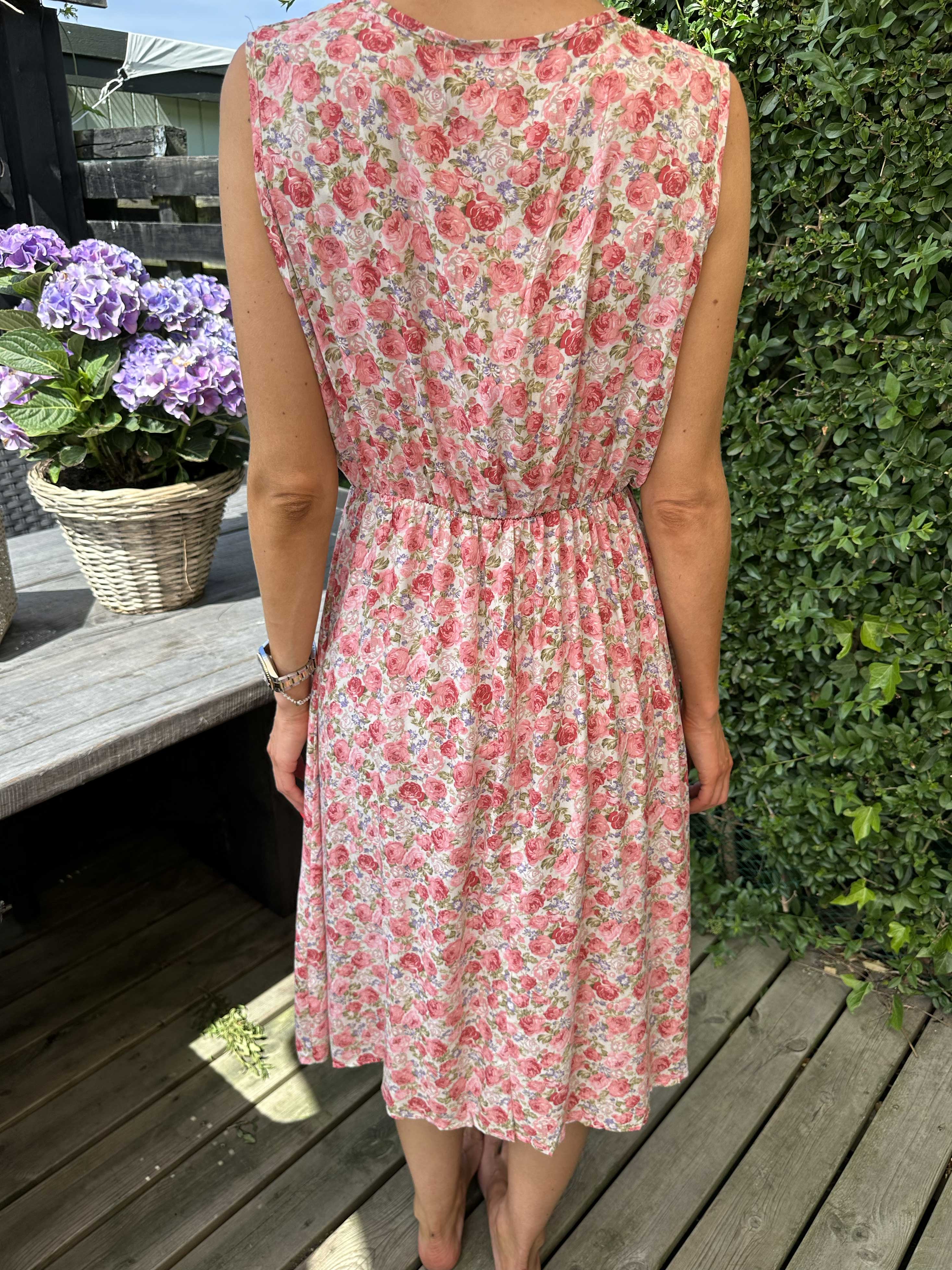 Liv - Sød kjole i småt blomsterprint