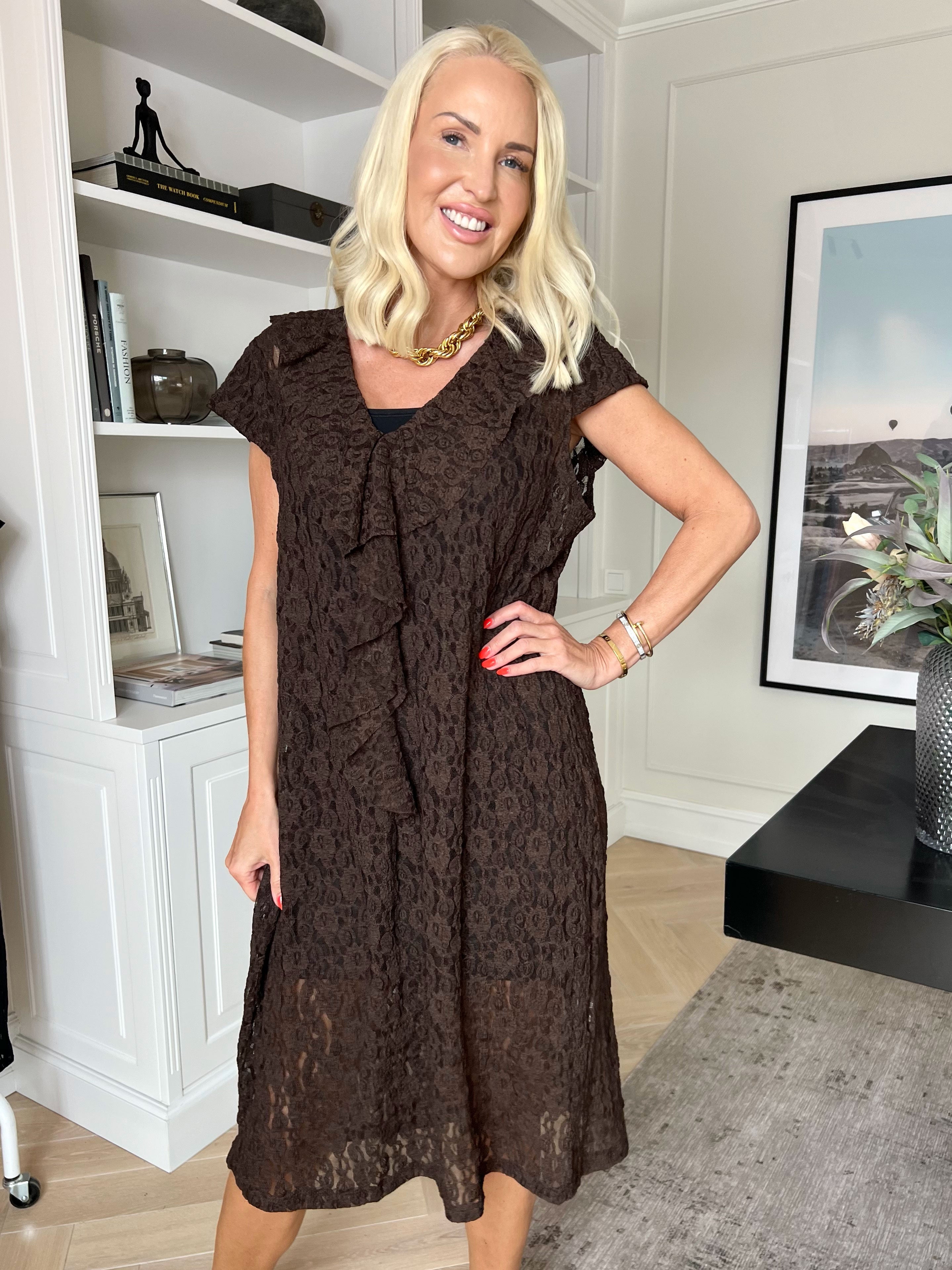 Liza - Plus size kjole i blød, transparent blonde med en fin flæsedetalje foran