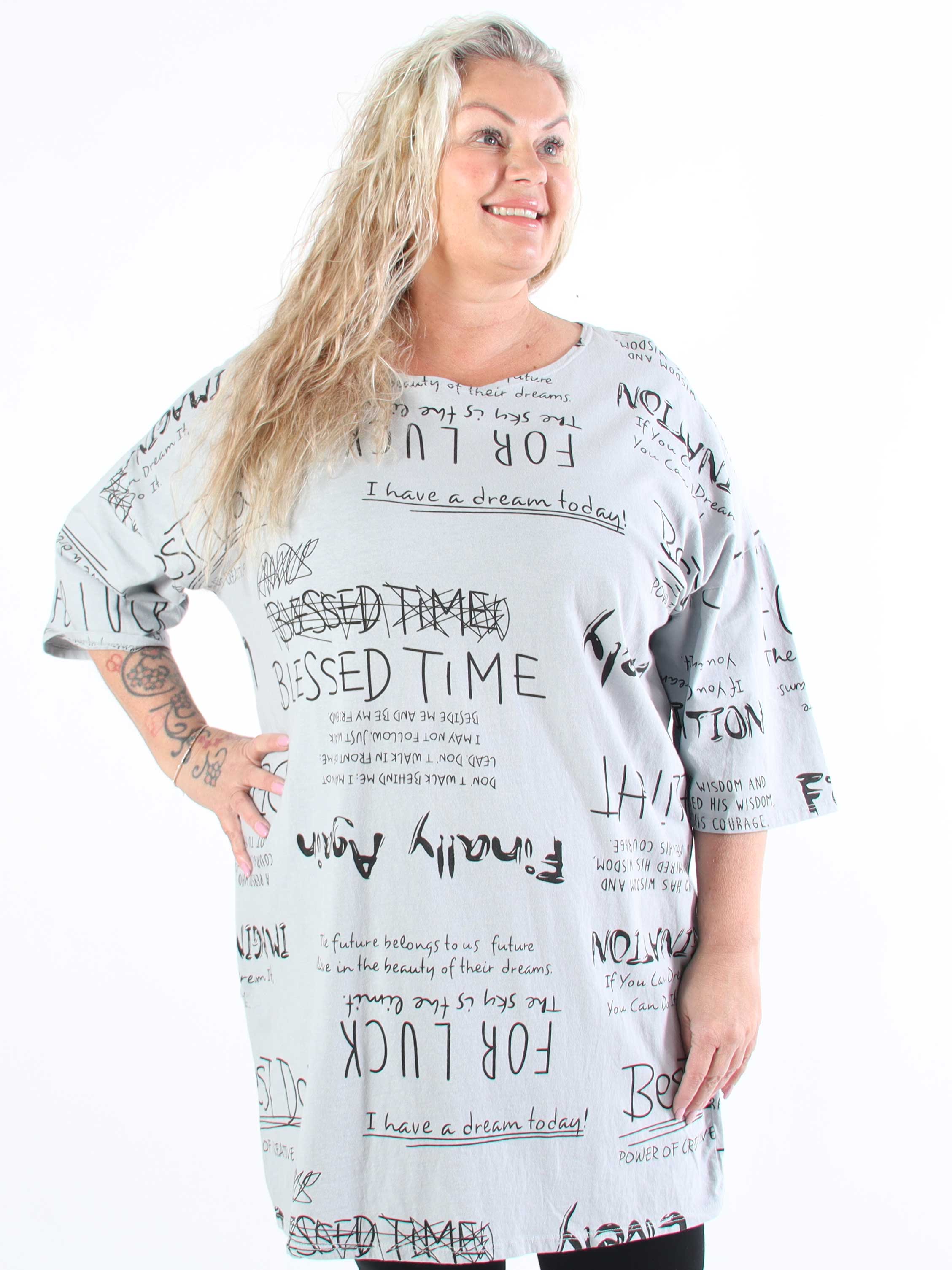 Lora - Plus size t-shirt kjole med tekst