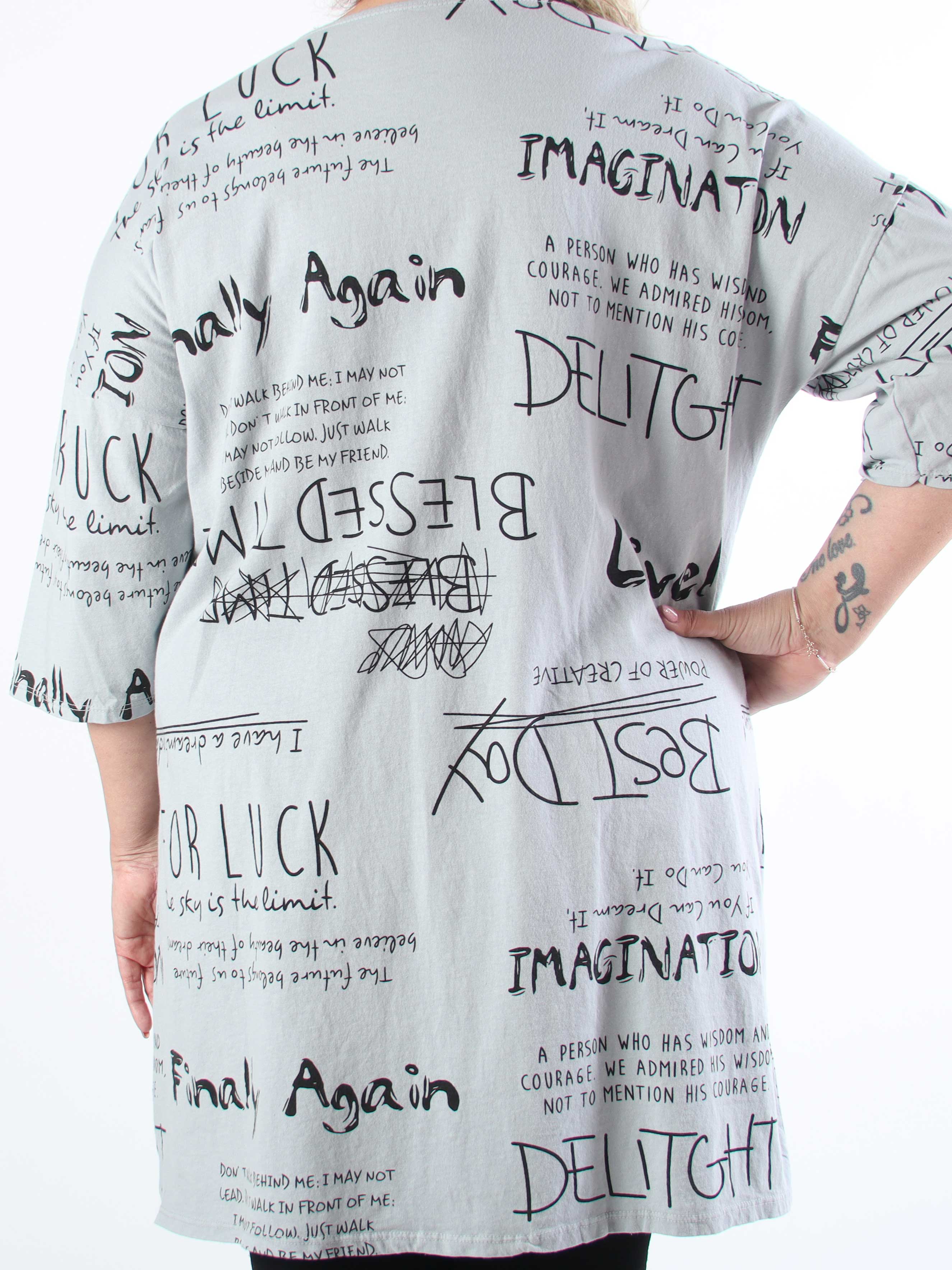 Lora - Plus size t-shirt kjole med tekst