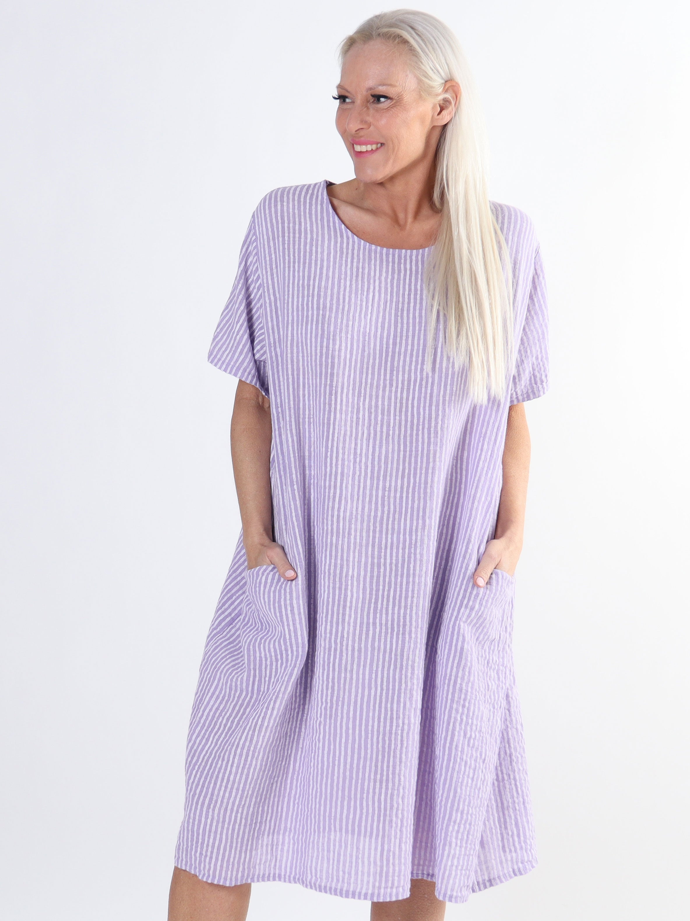 Louise - Fin stribet plus size kjole i hørlignende stof i bomuld