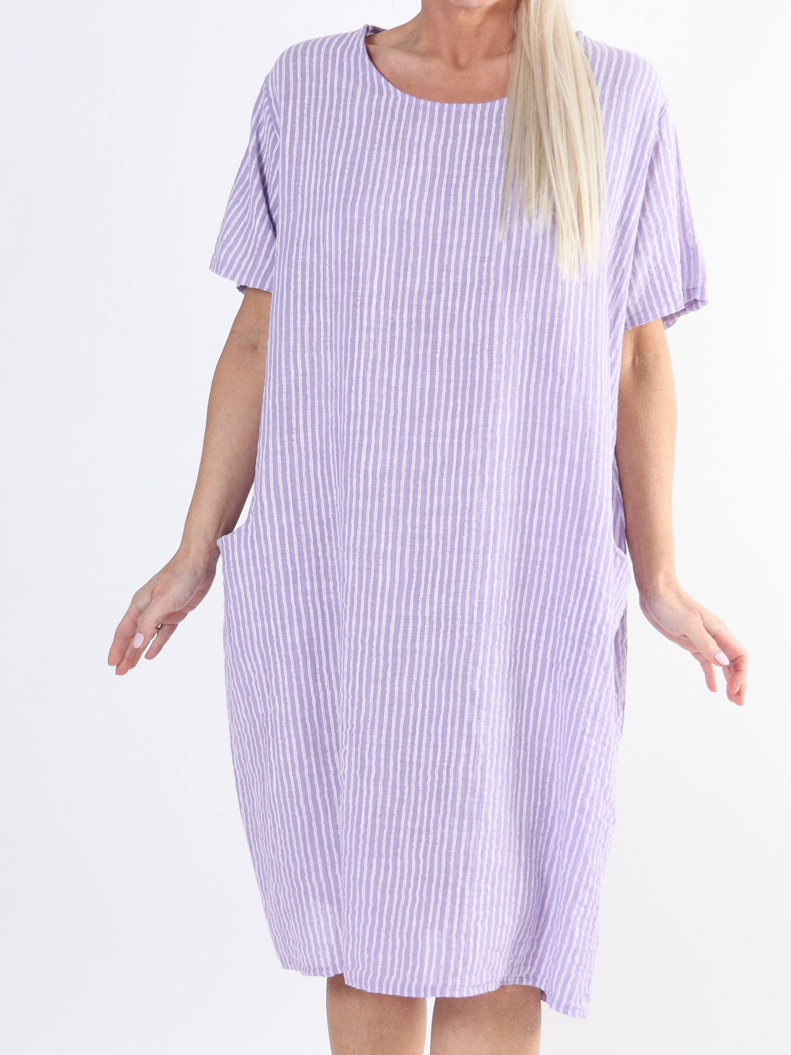 Louise - Fin stribet plus size kjole i hørlignende stof i bomuld