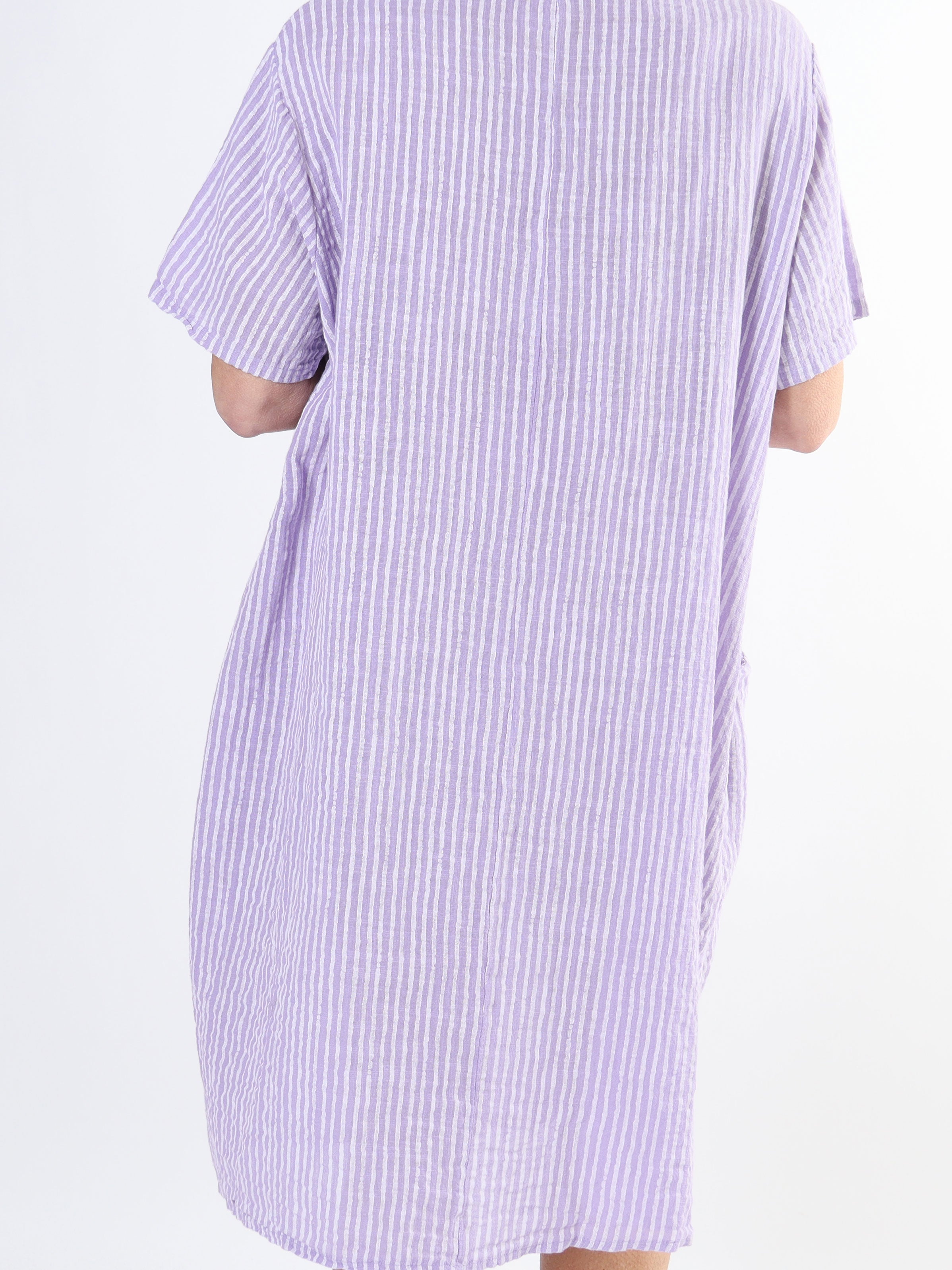 Louise - Fin stribet plus size kjole i hørlignende stof i bomuld