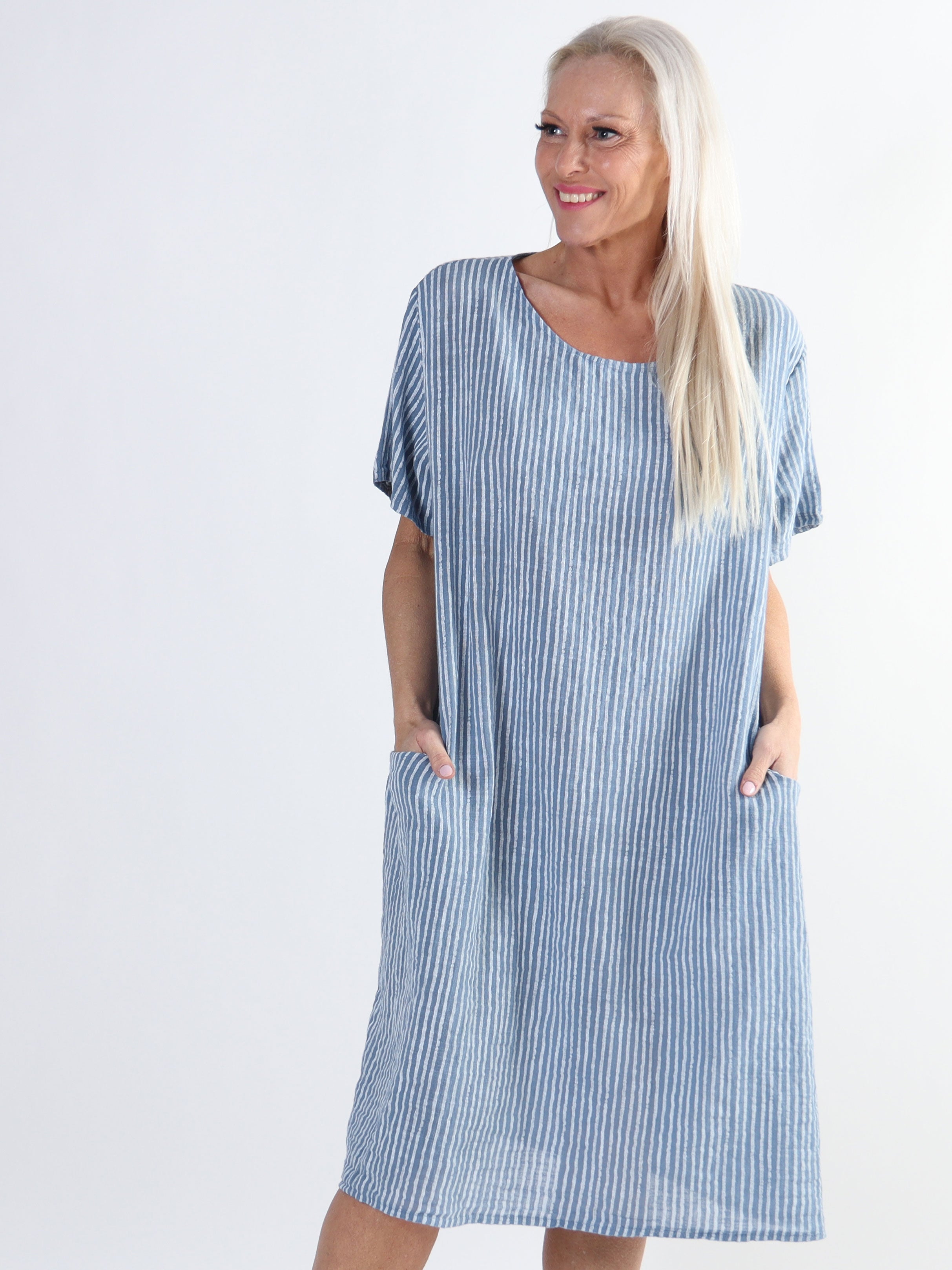 Louise - Fin stribet plus size kjole i hørlignende stof i bomuld