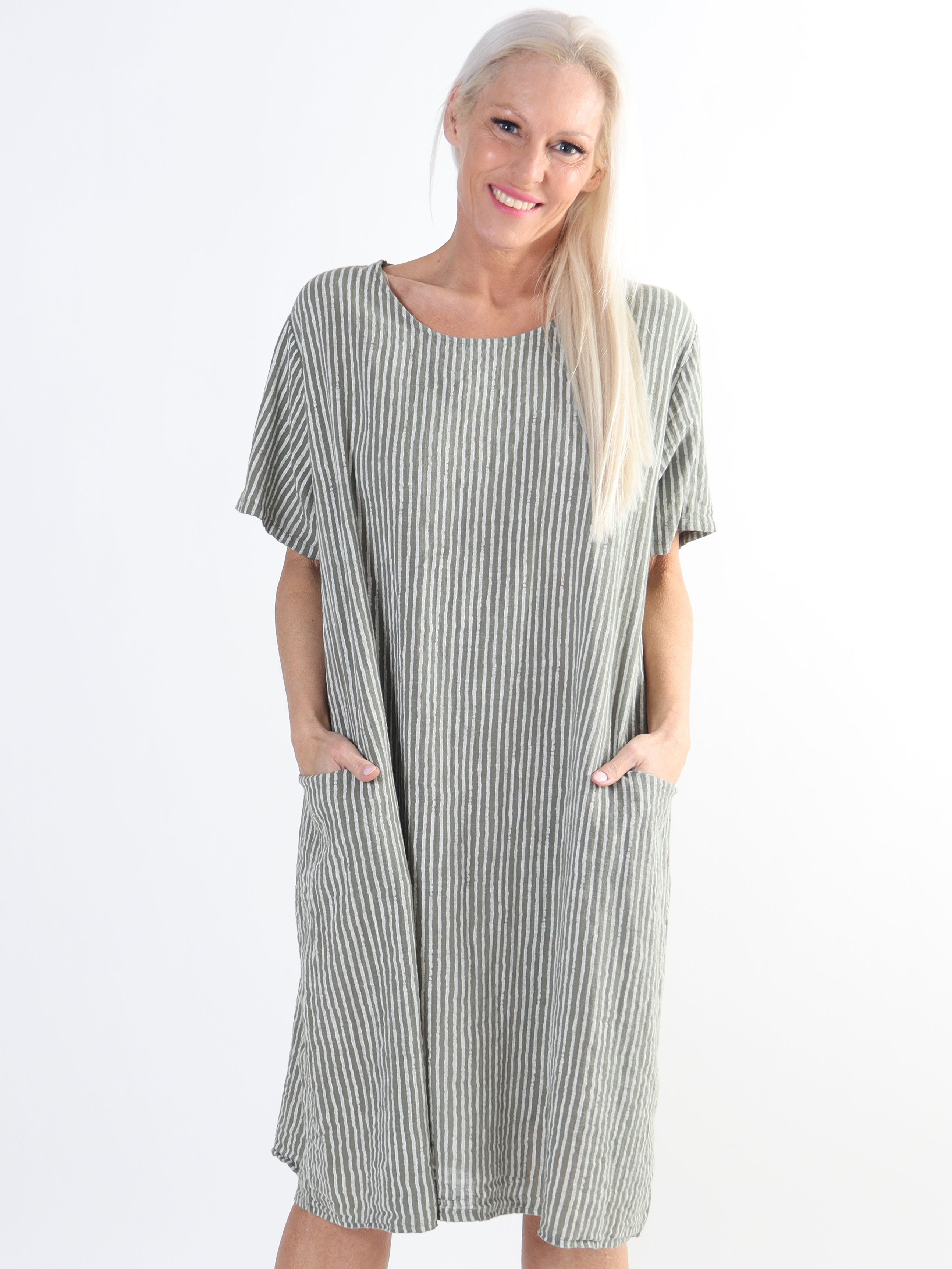 Louise - Fin stribet plus size kjole i hørlignende stof i bomuld