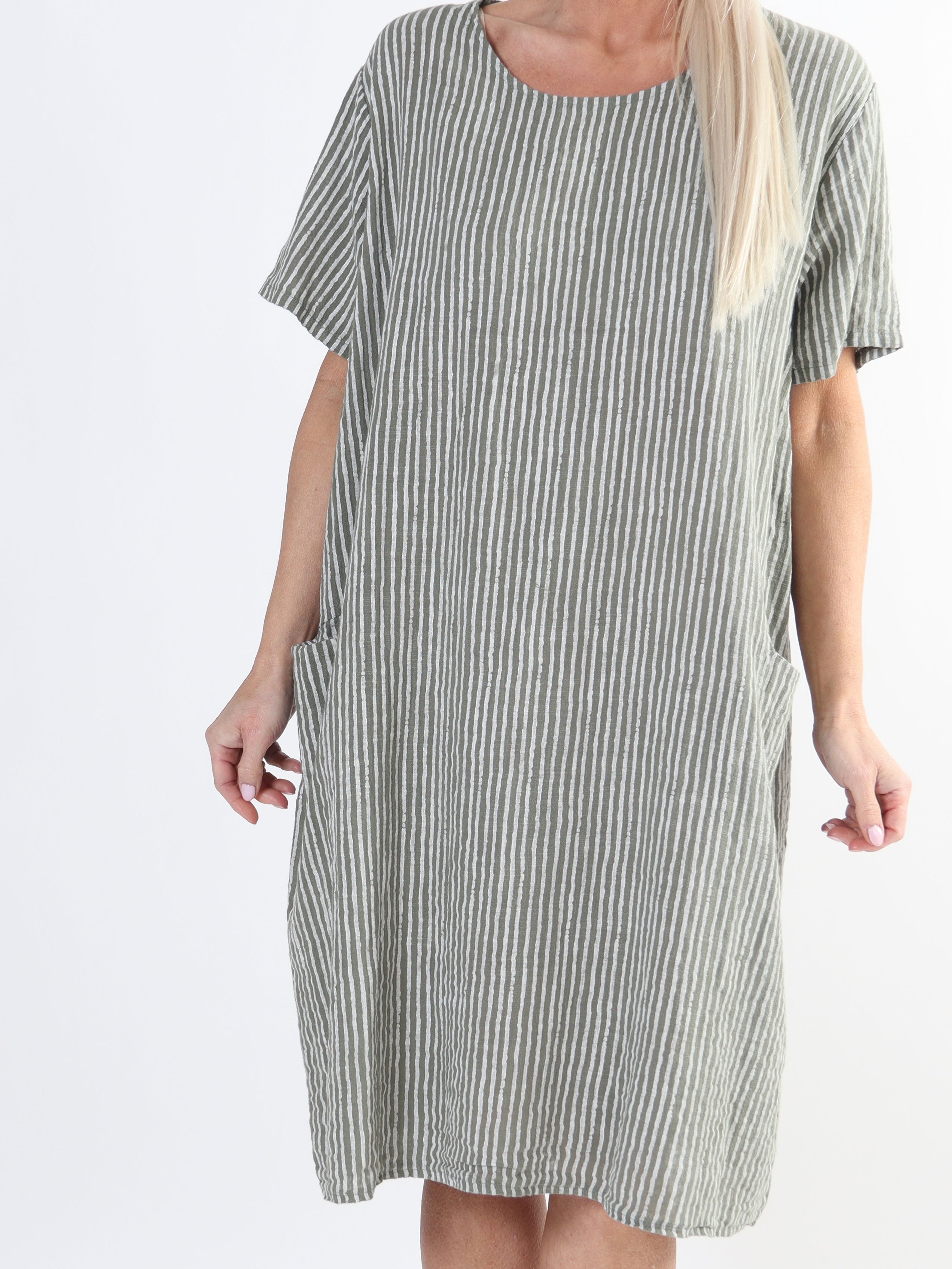 Louise - Fin stribet plus size kjole i hørlignende stof i bomuld