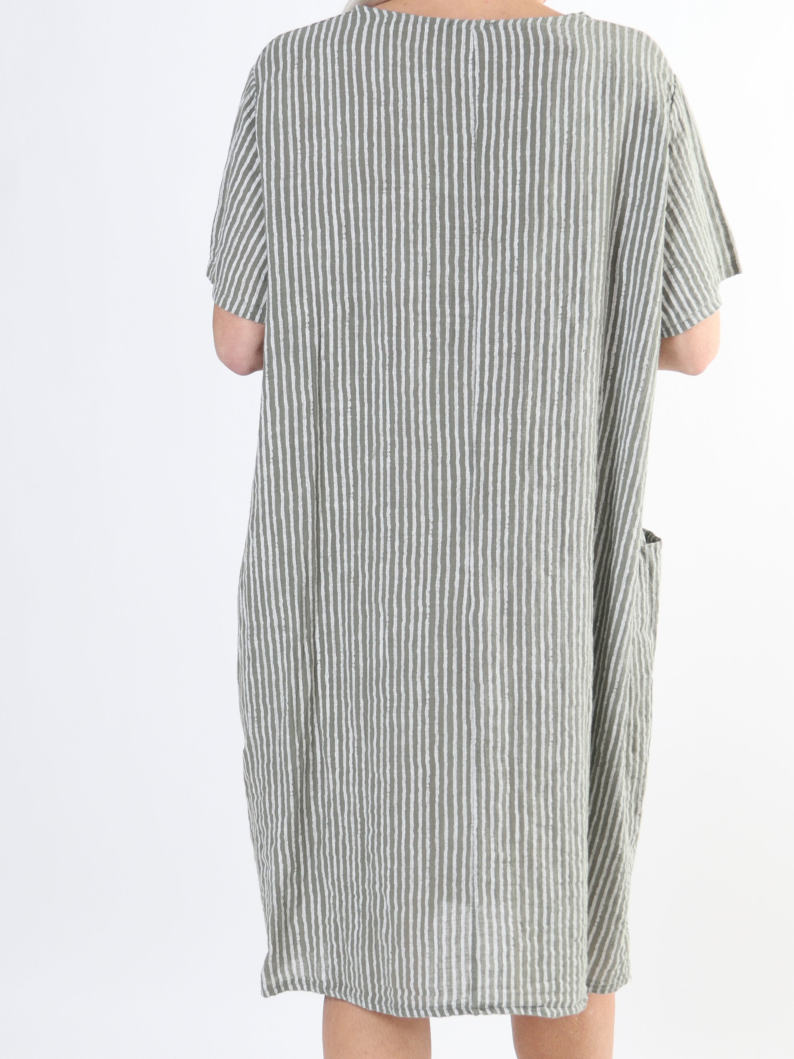 Louise - Fin stribet plus size kjole i hørlignende stof i bomuld