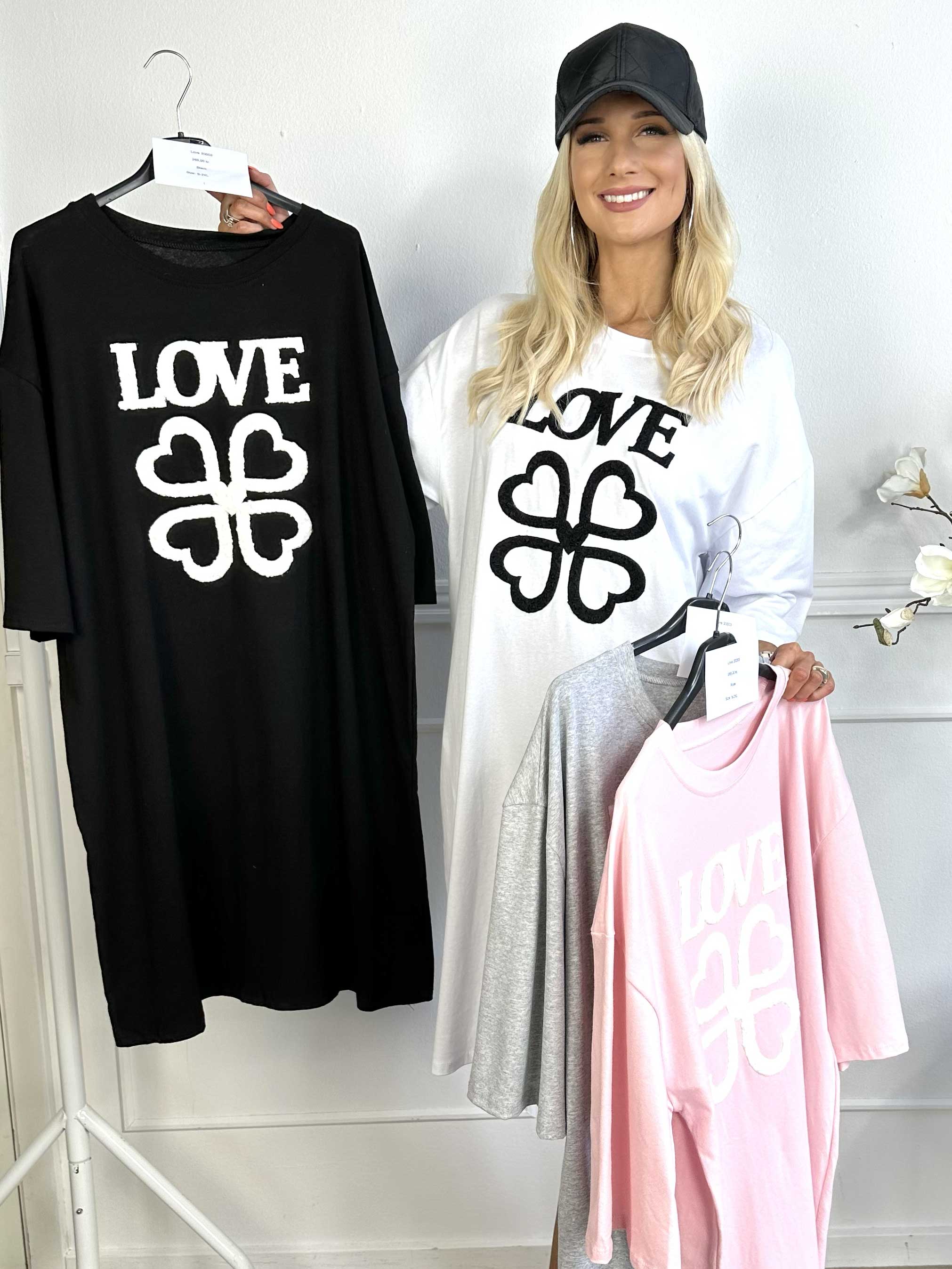 Love - T-shirtkjole i bomuld med skrift og hjerter foran