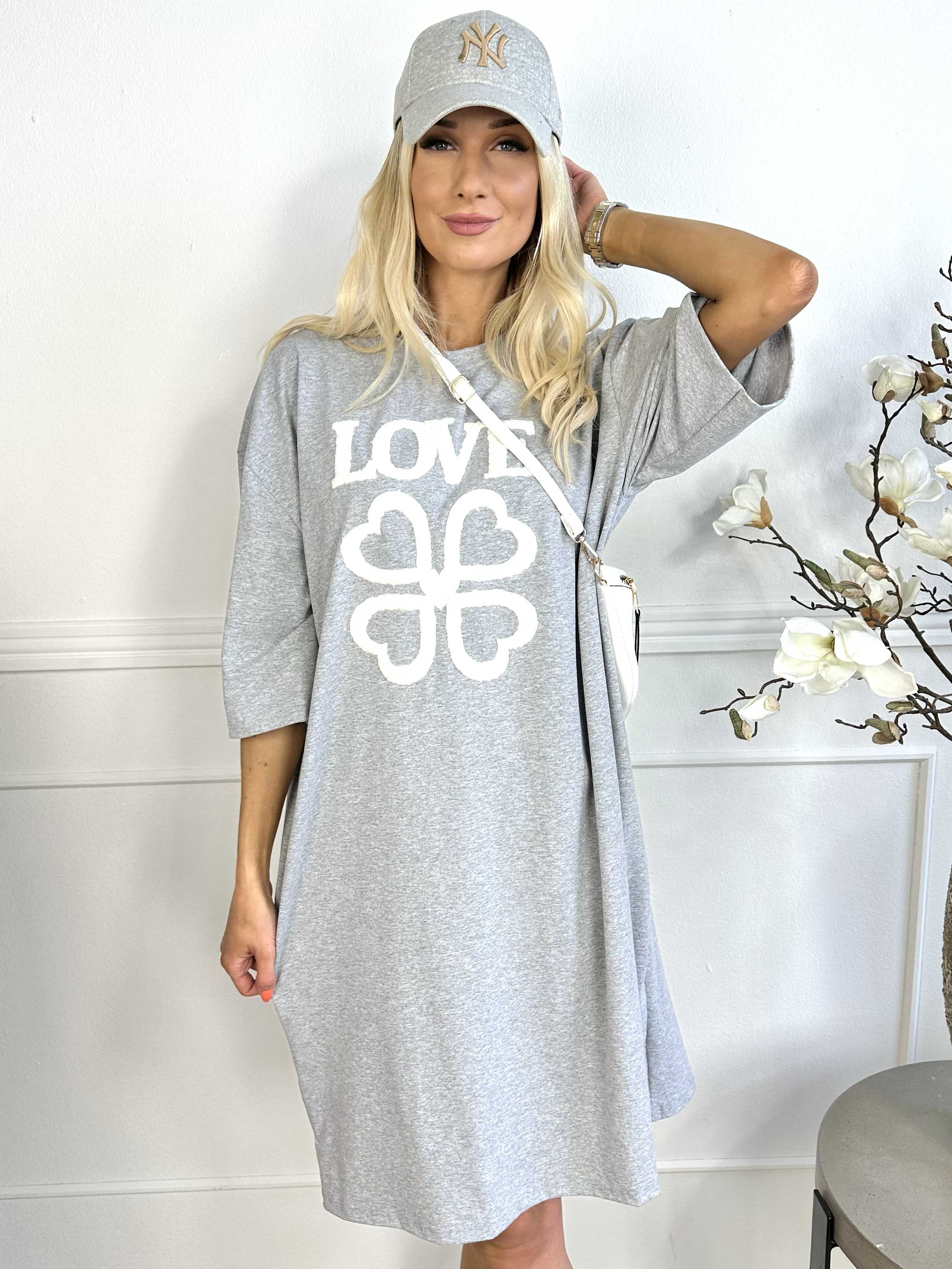 Love - T-shirtkjole i bomuld med skrift og hjerter foran