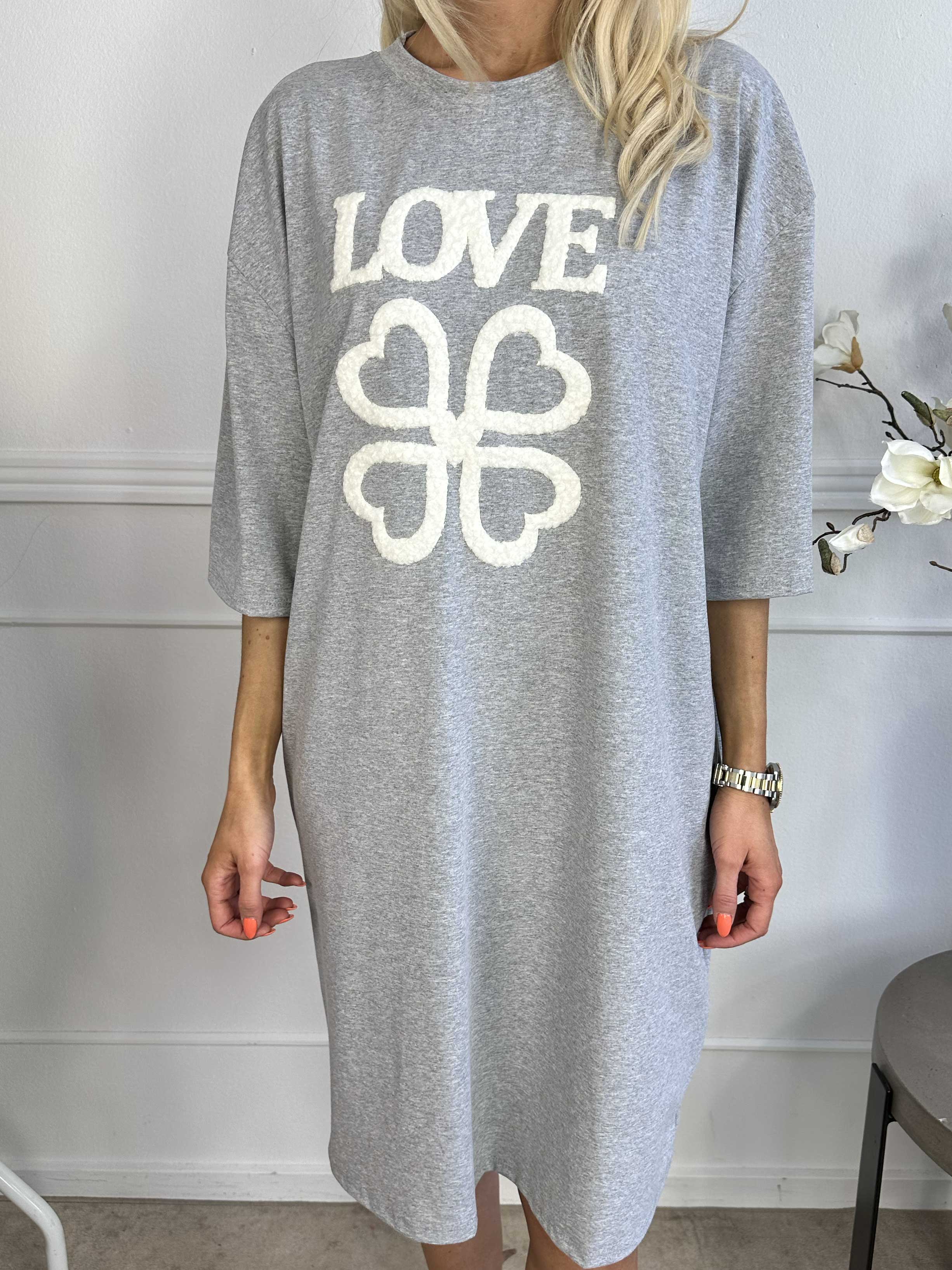 Love - T-shirtkjole i bomuld med skrift og hjerter foran