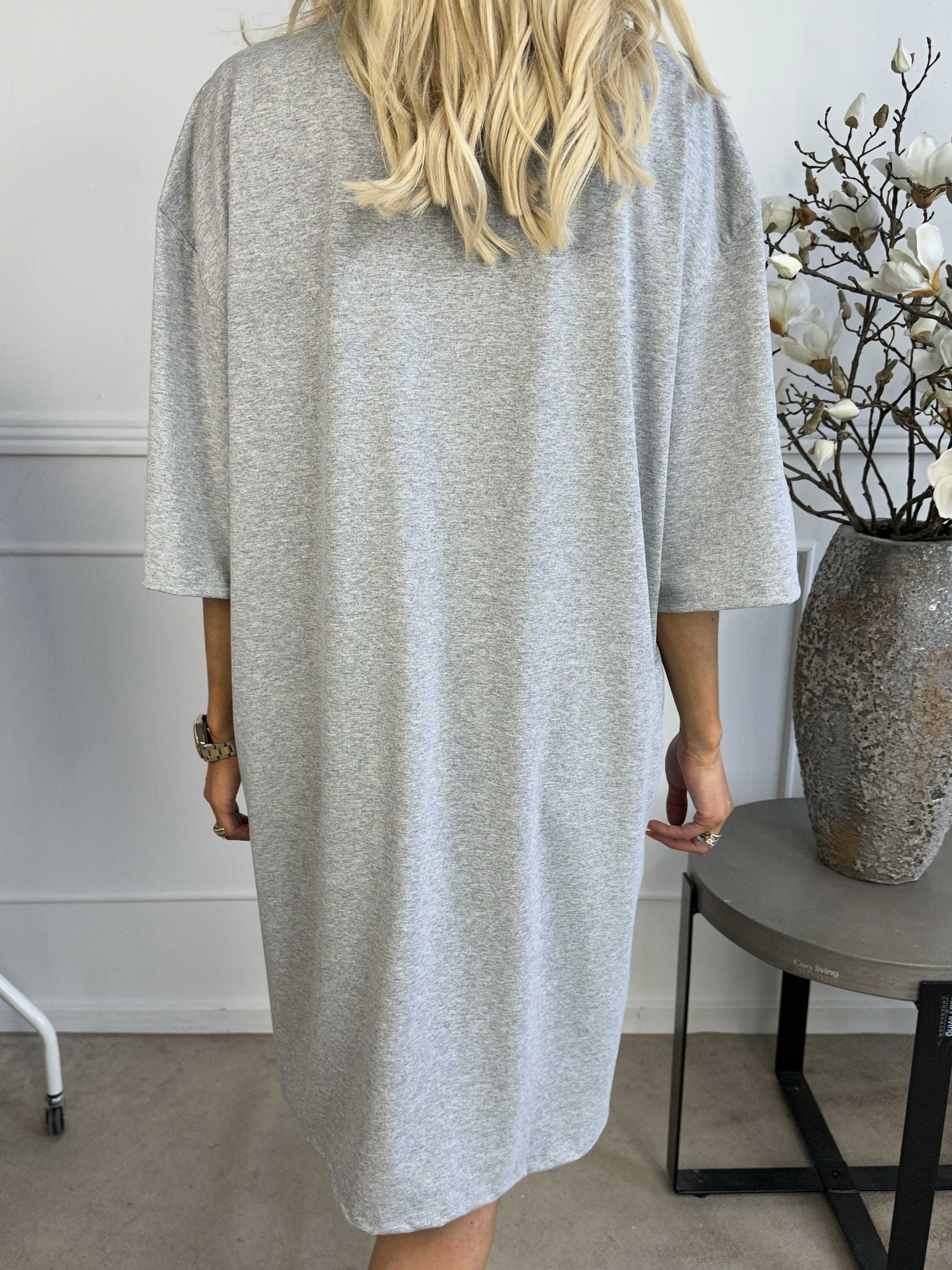 Love - T-shirtkjole i bomuld med skrift og hjerter foran