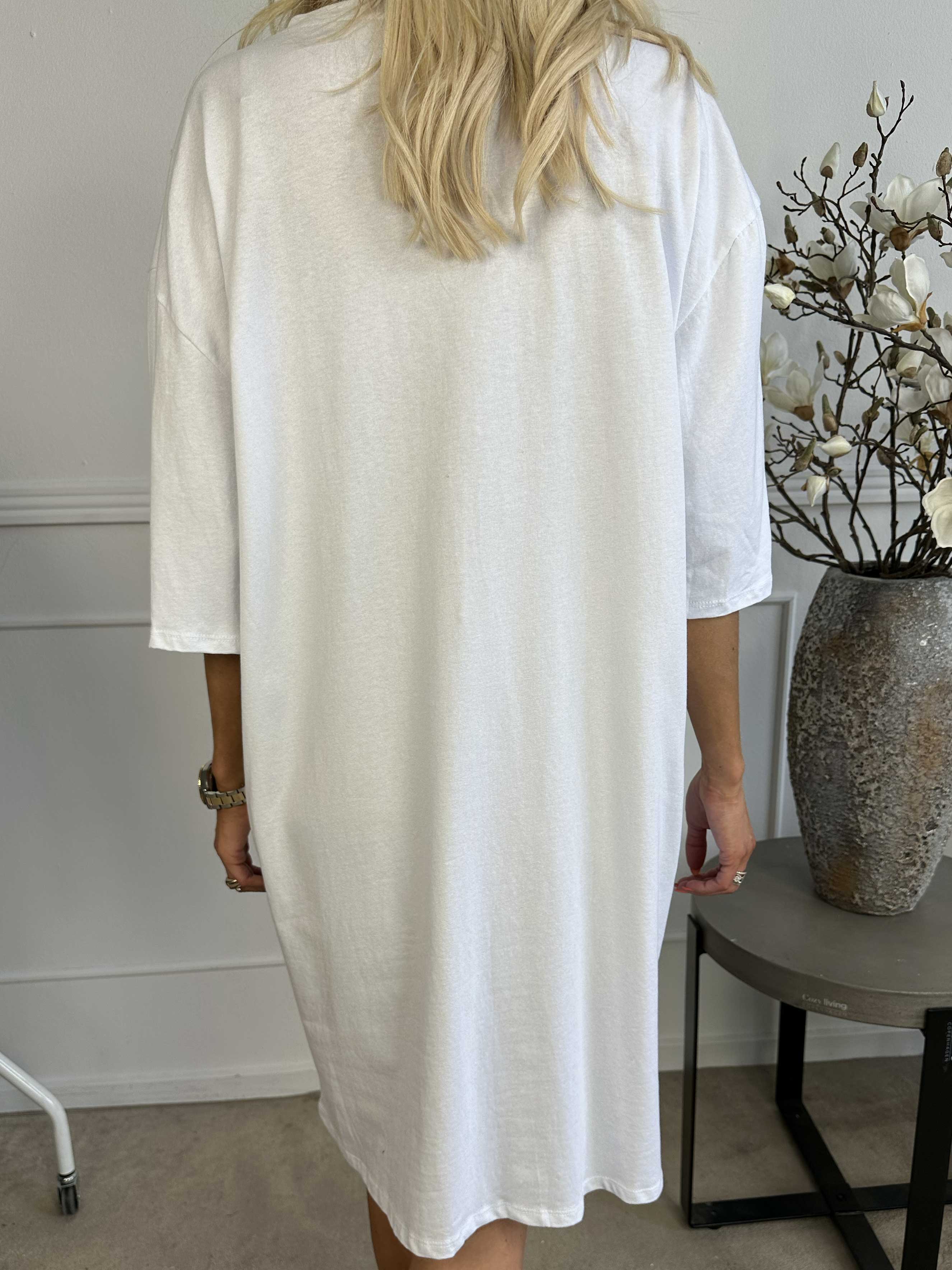 Love - T-shirtkjole i bomuld med skrift og hjerter foran