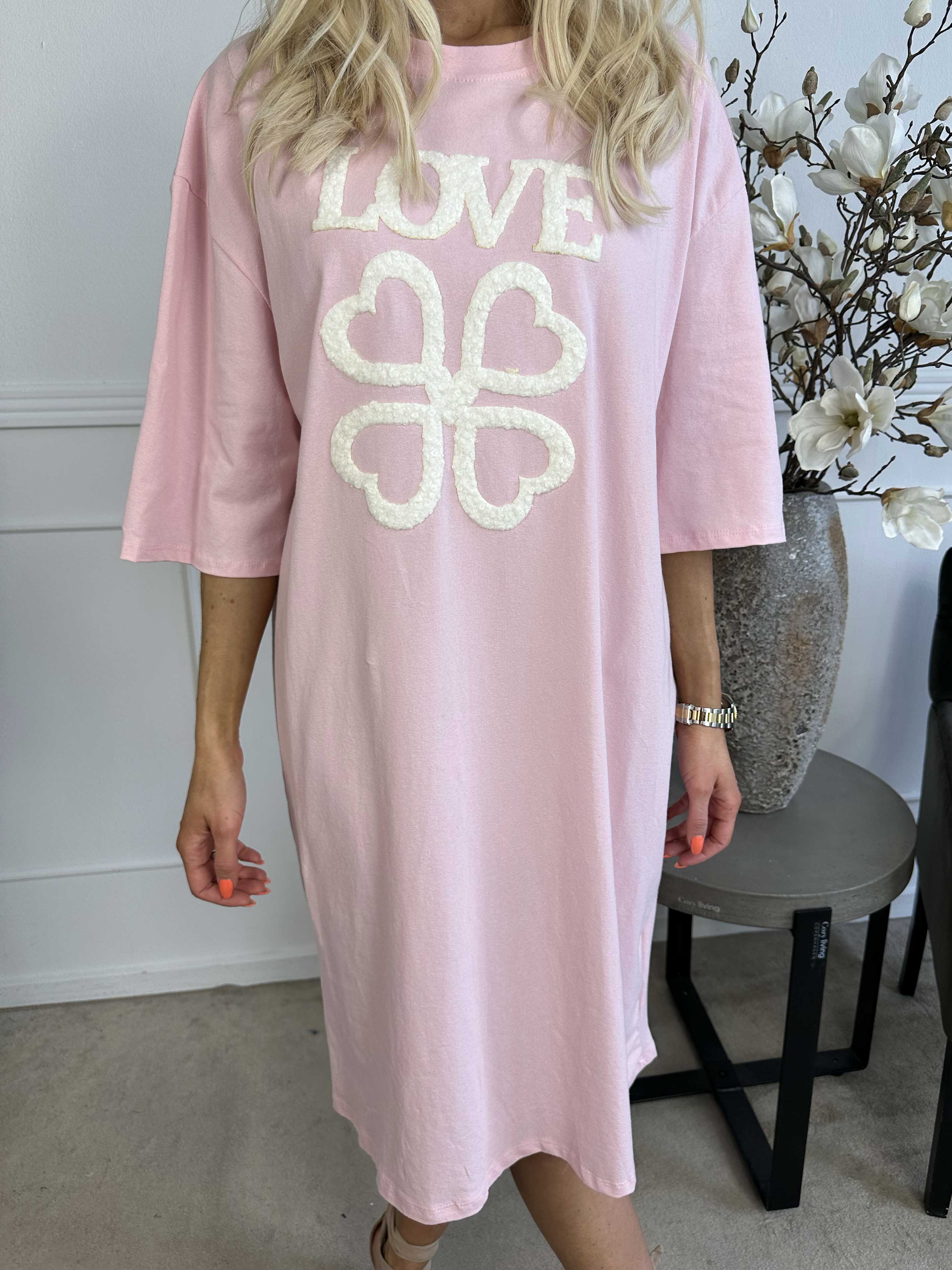 Love - T-shirtkjole i bomuld med skrift og hjerter foran