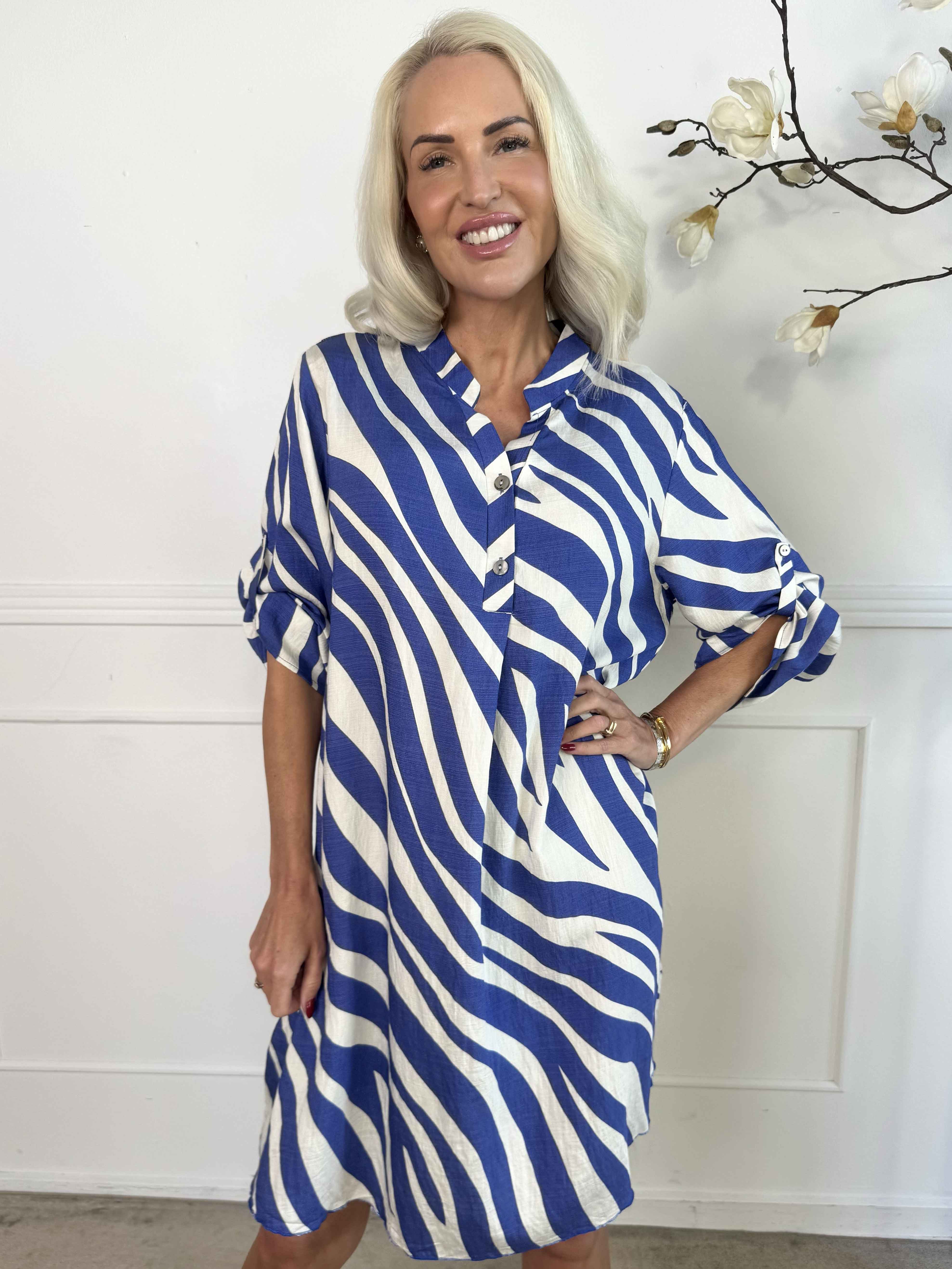 Luna - Stribet tunikakjole i viskose med knapper ved brystet