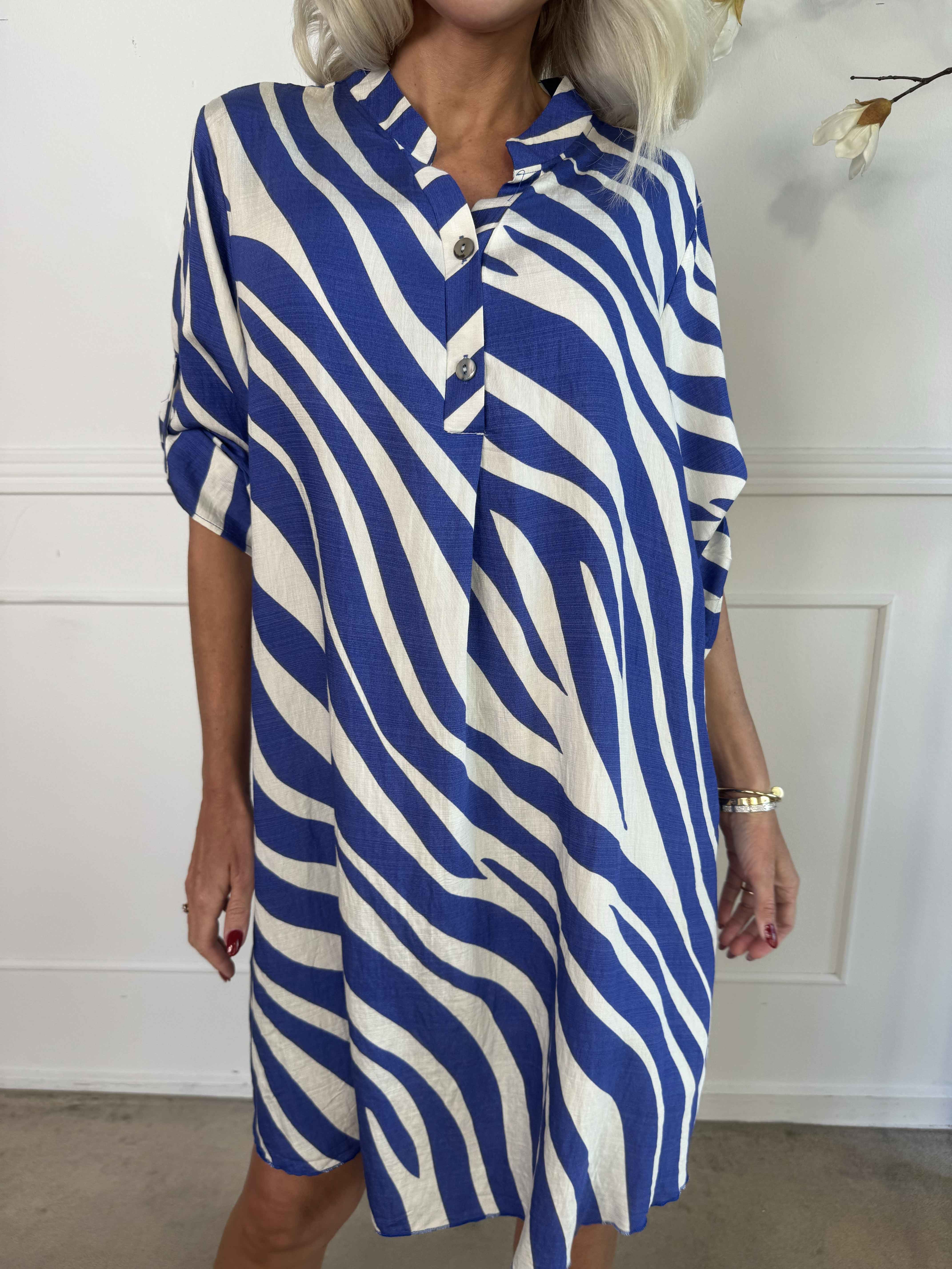 Luna - Stribet tunikakjole i viskose med knapper ved brystet