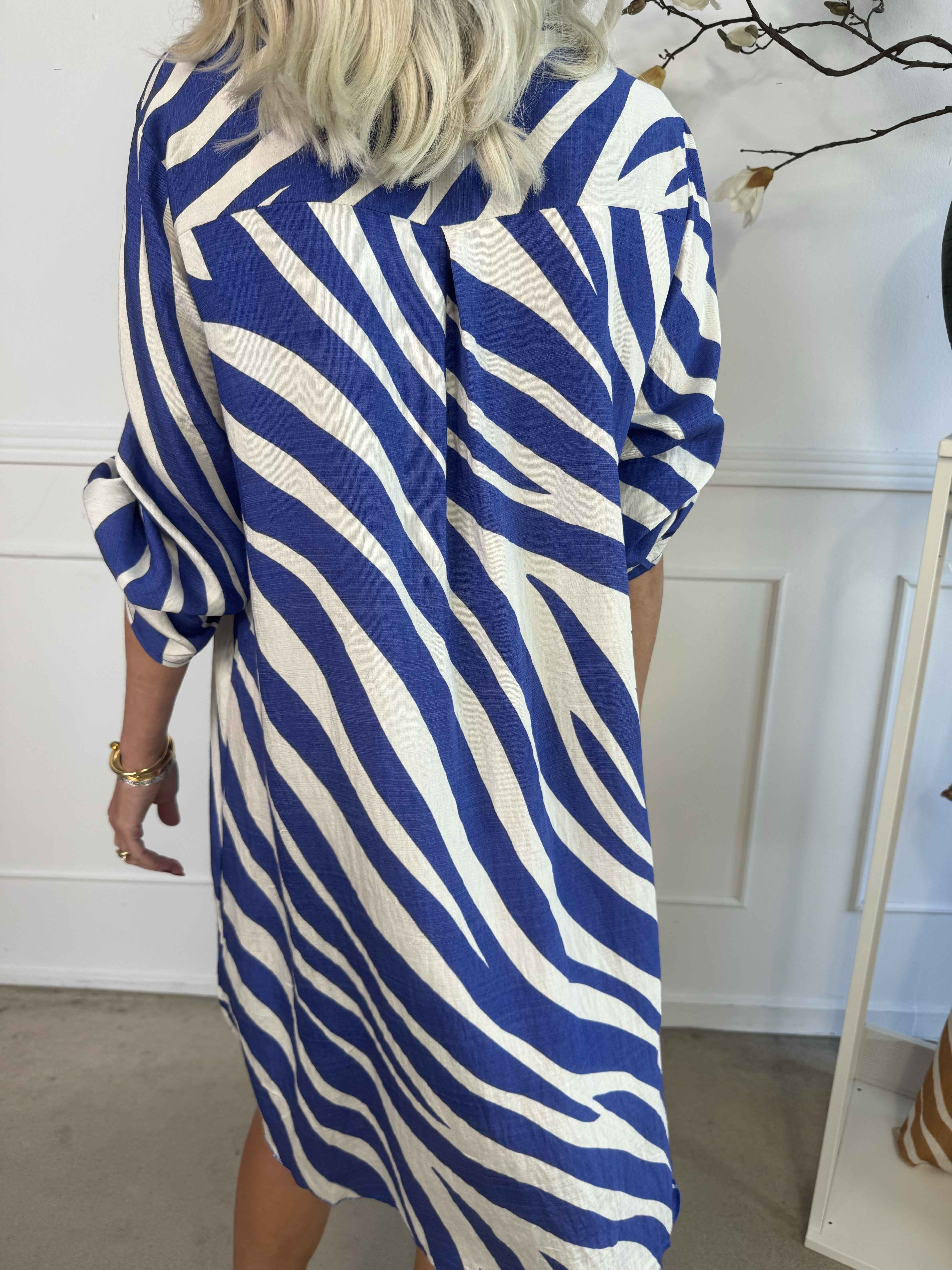 Luna - Stribet tunikakjole i viskose med knapper ved brystet