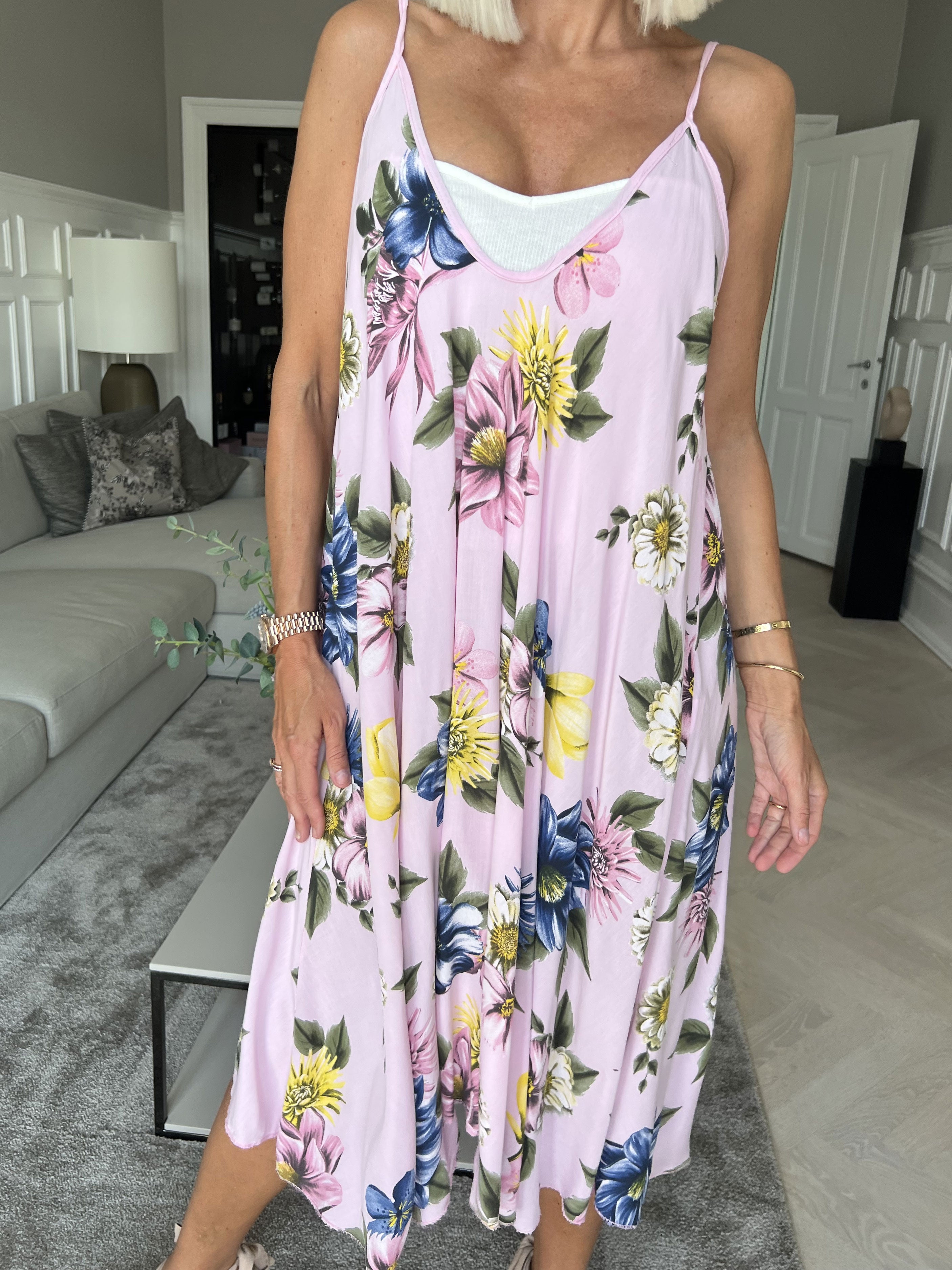 Maddie Flower - Sød stropkjole med blomstermotiver