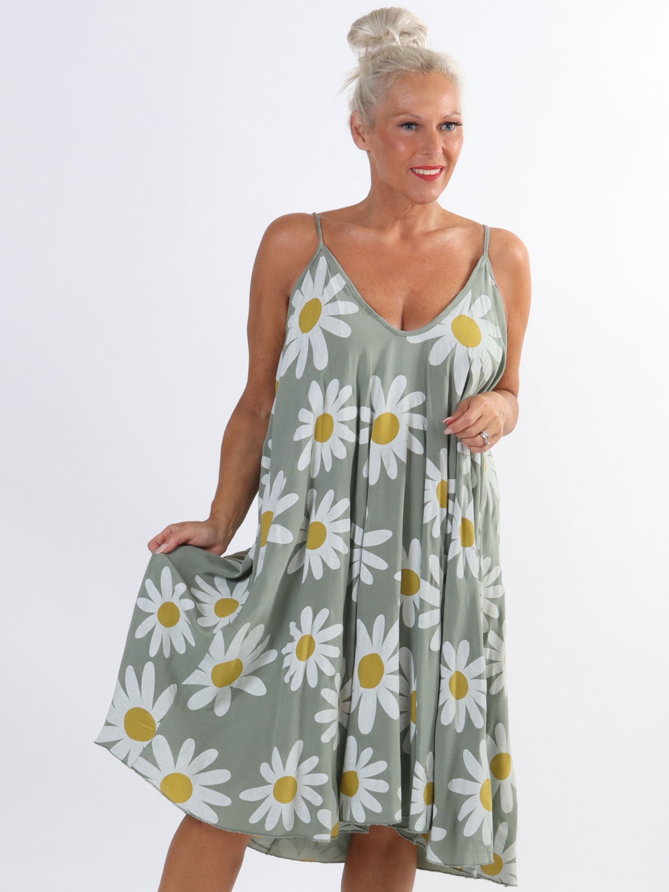 Maddie Sunflower - Sød plus size stropkjole med blomstermotiver