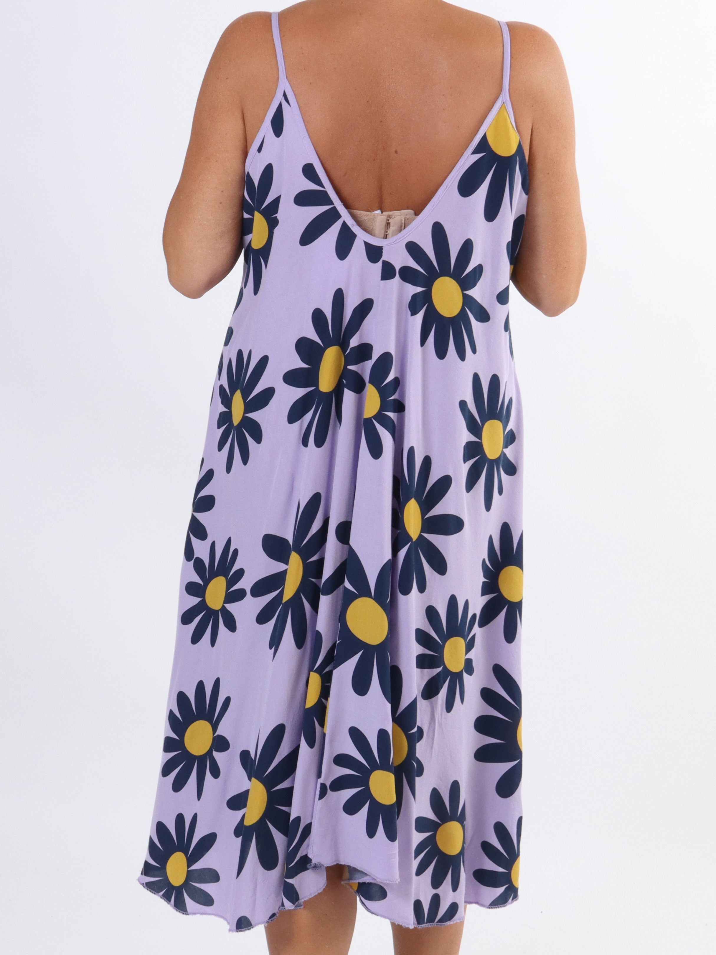 Maddie Sunflower - Sød plus size stropkjole med blomstermotiver