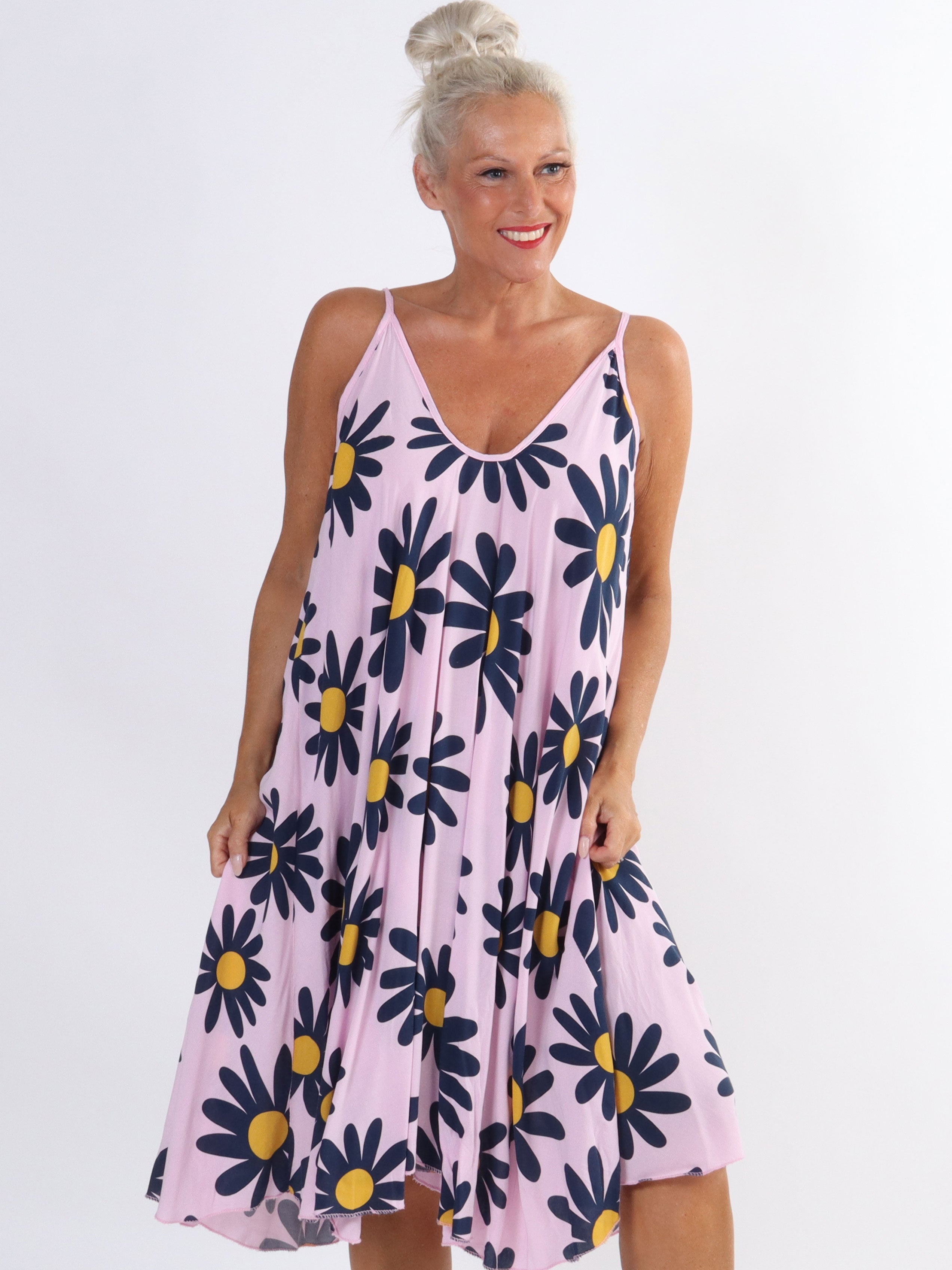 Maddie Sunflower - Sød plus size stropkjole med blomstermotiver
