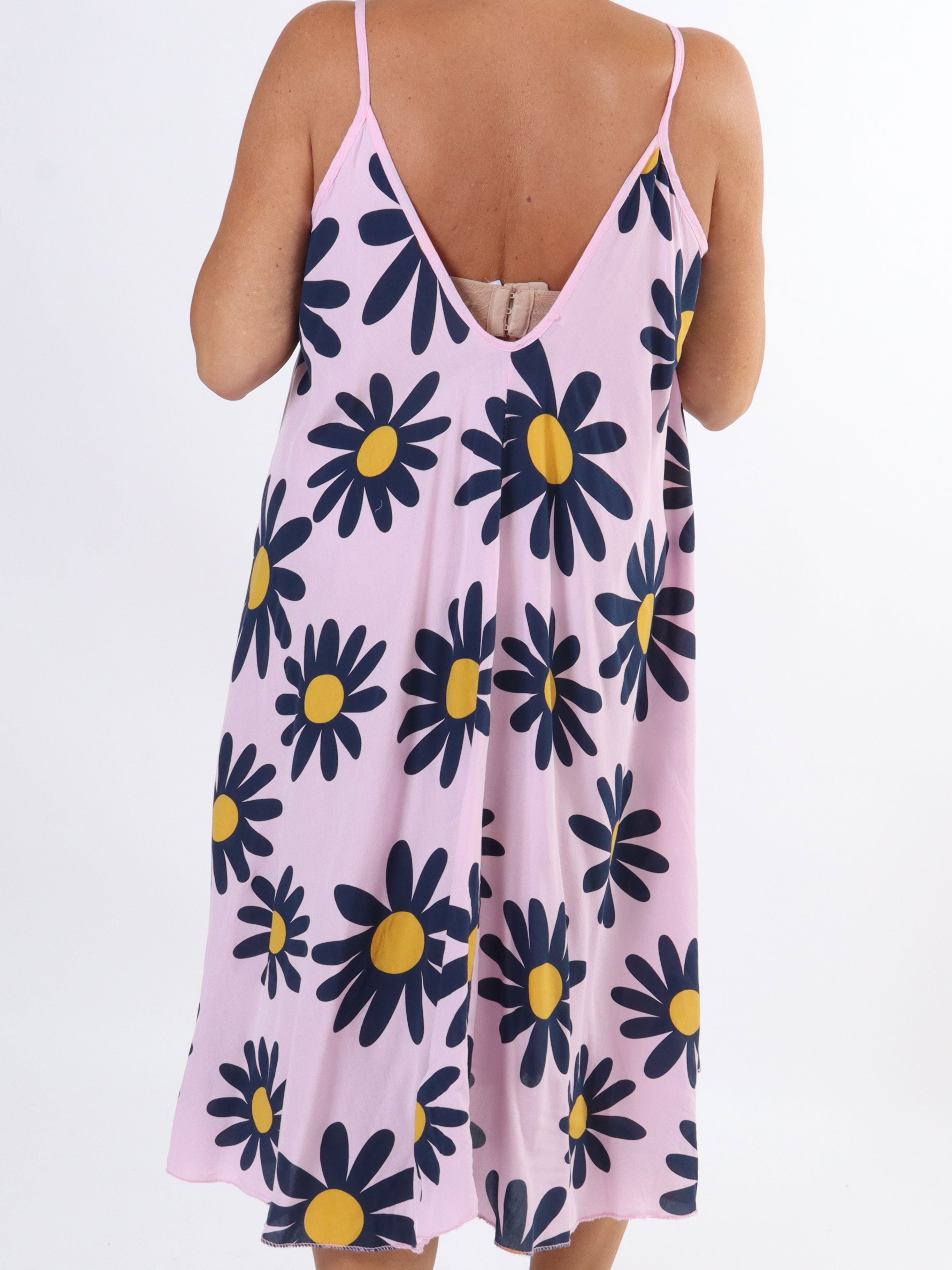 Maddie Sunflower - Sød plus size stropkjole med blomstermotiver
