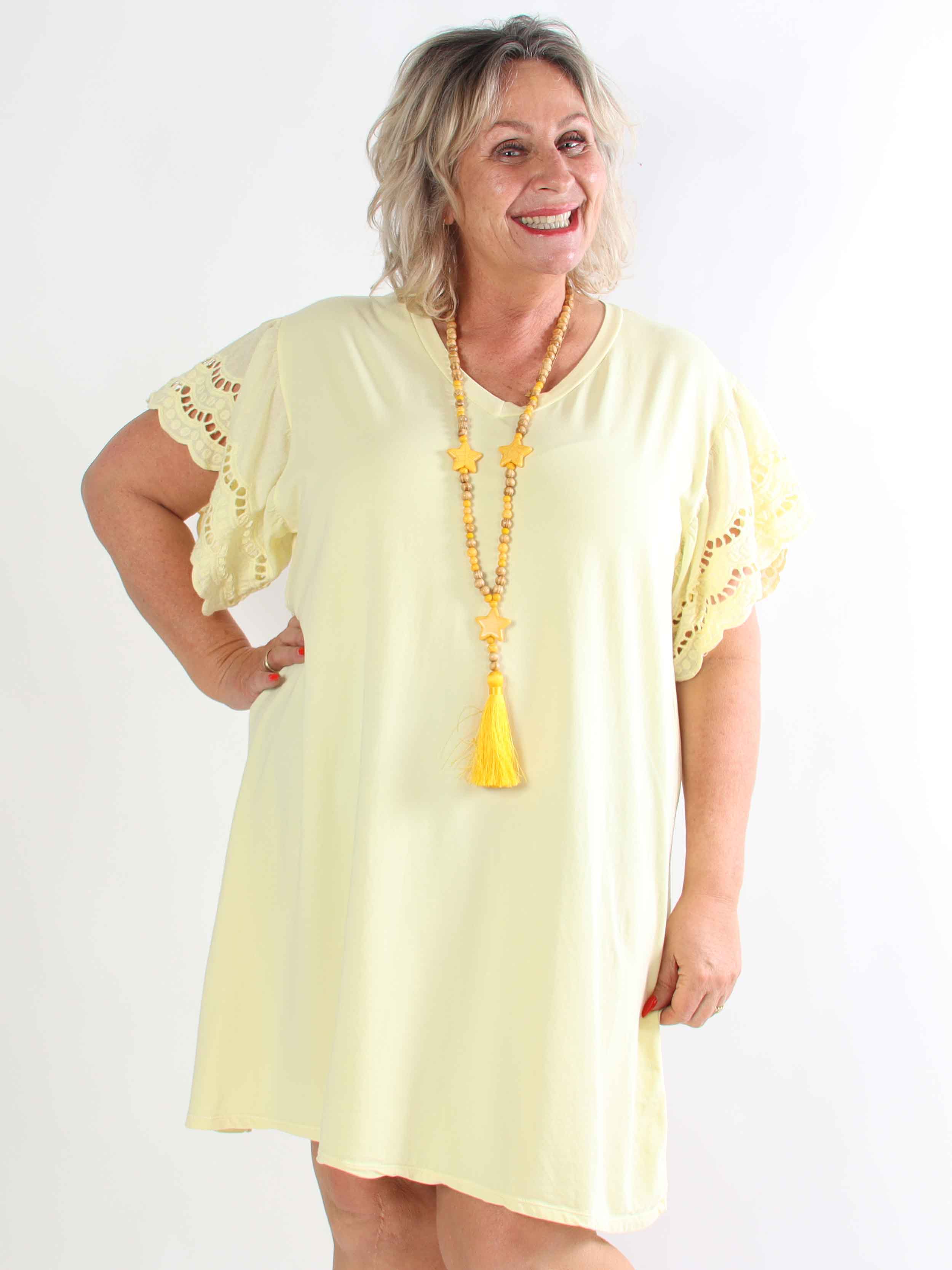 Magnolia - Plus size t-shirtkjole i blød bomuld med fine ærmer i broderet hulmønster