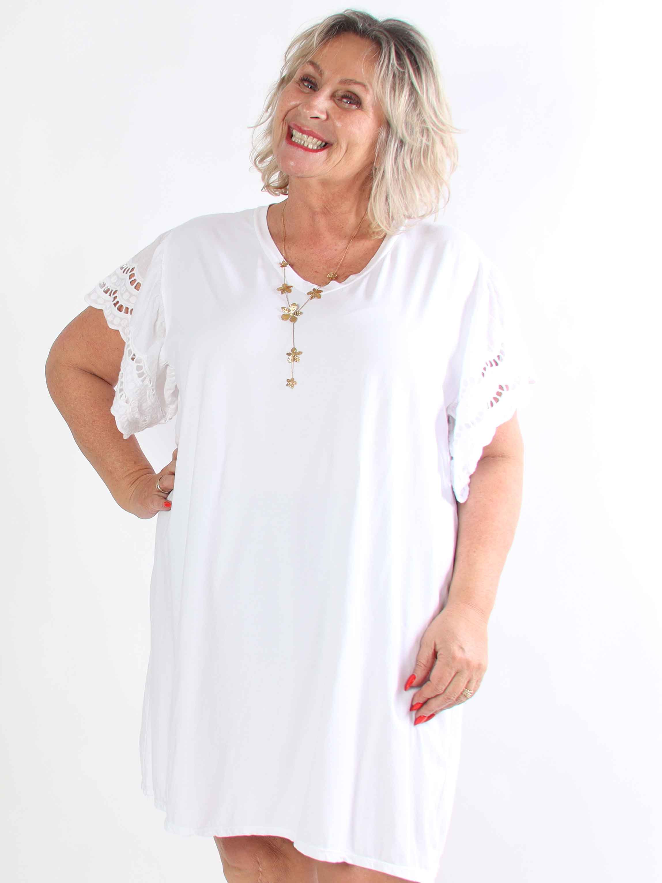 Magnolia - Plus size t-shirtkjole i blød bomuld med fine ærmer i broderet hulmønster