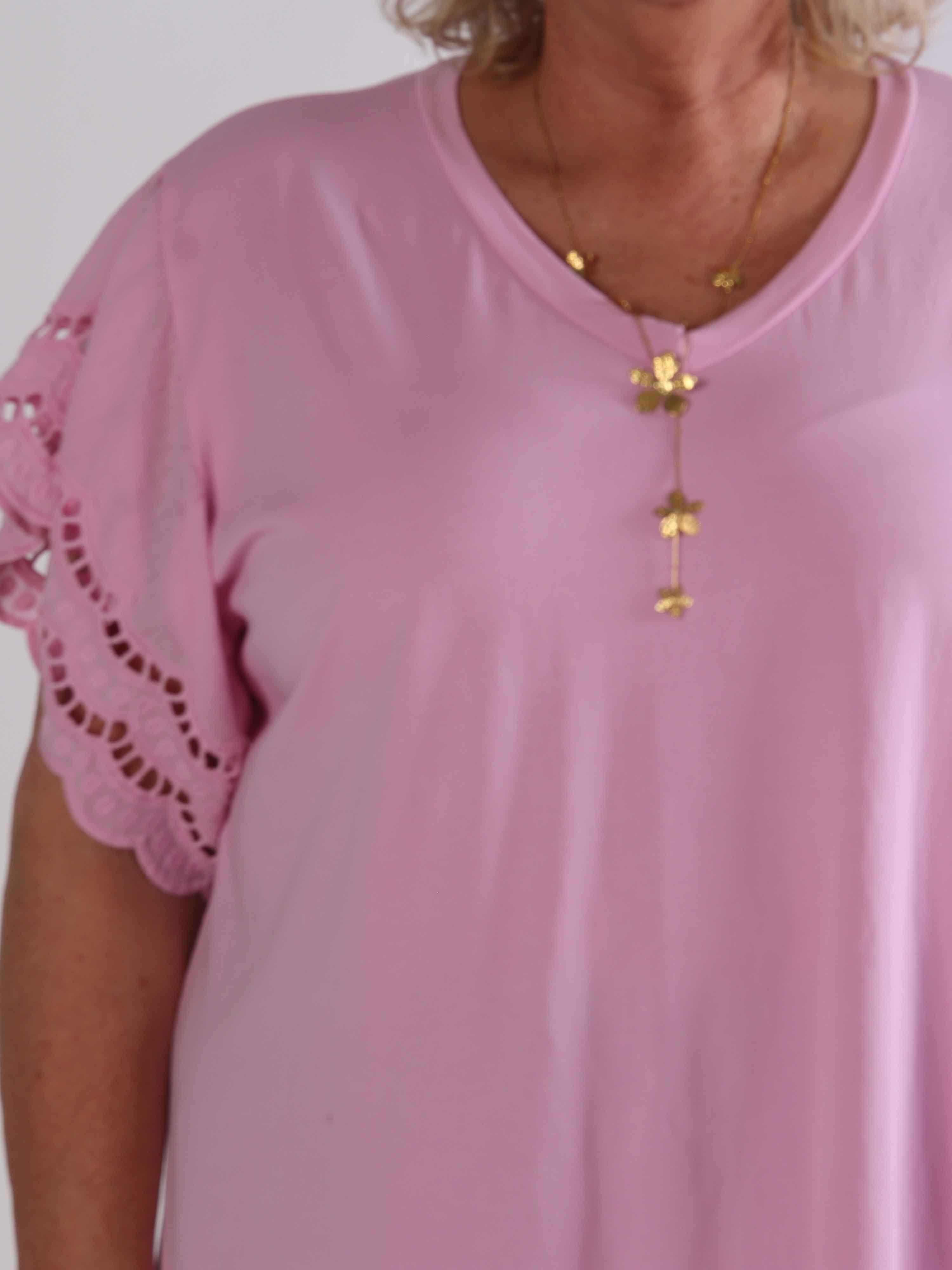 Magnolia - Plus size t-shirtkjole i blød bomuld med fine ærmer i broderet hulmønster