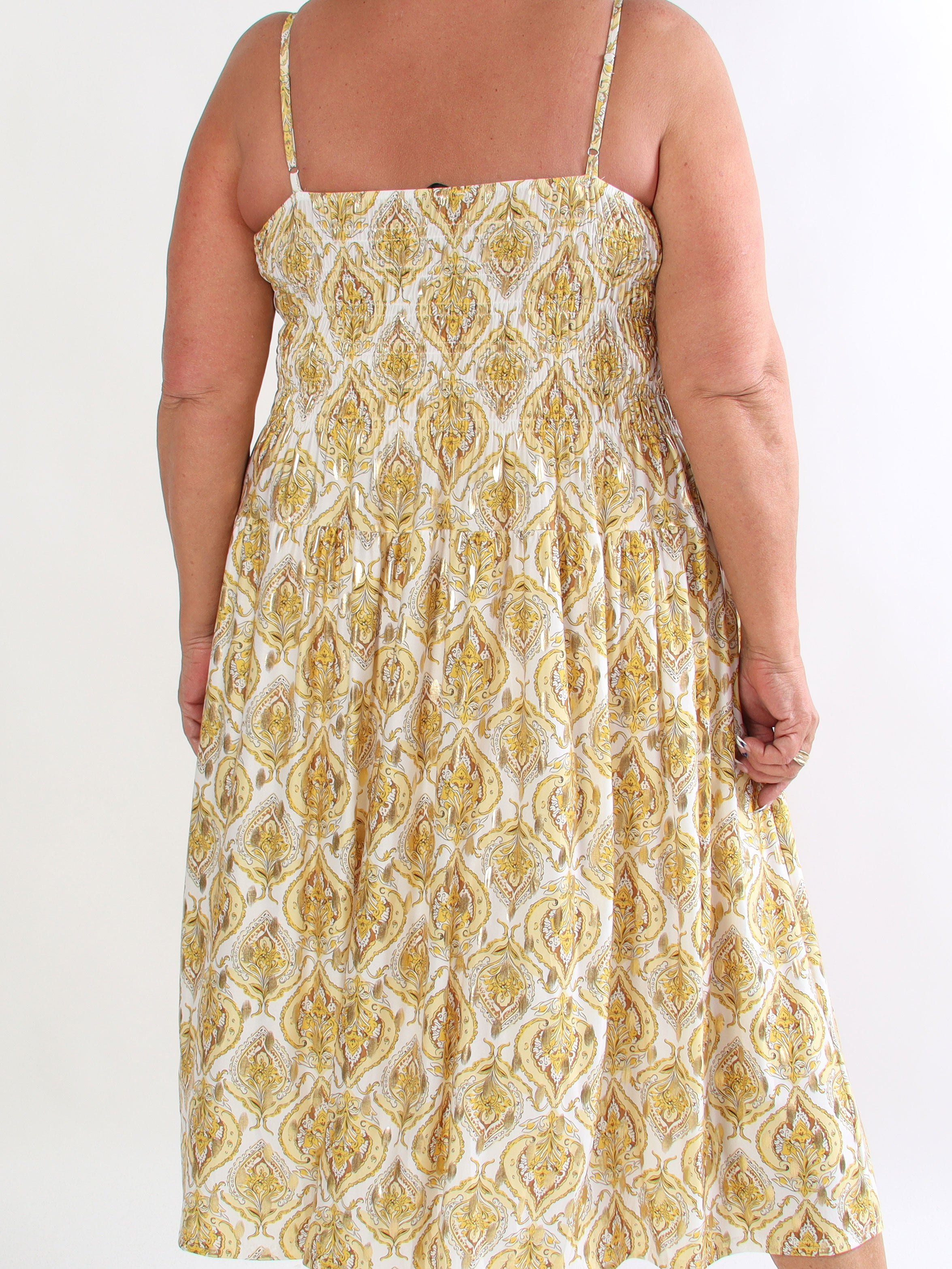 Maira Oasis - Plus size stropkjole med guld dutter og smock henover brystet