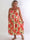Maira Fiora - Elastisk plus size stropkjole med guld blomster og smock henover brystet