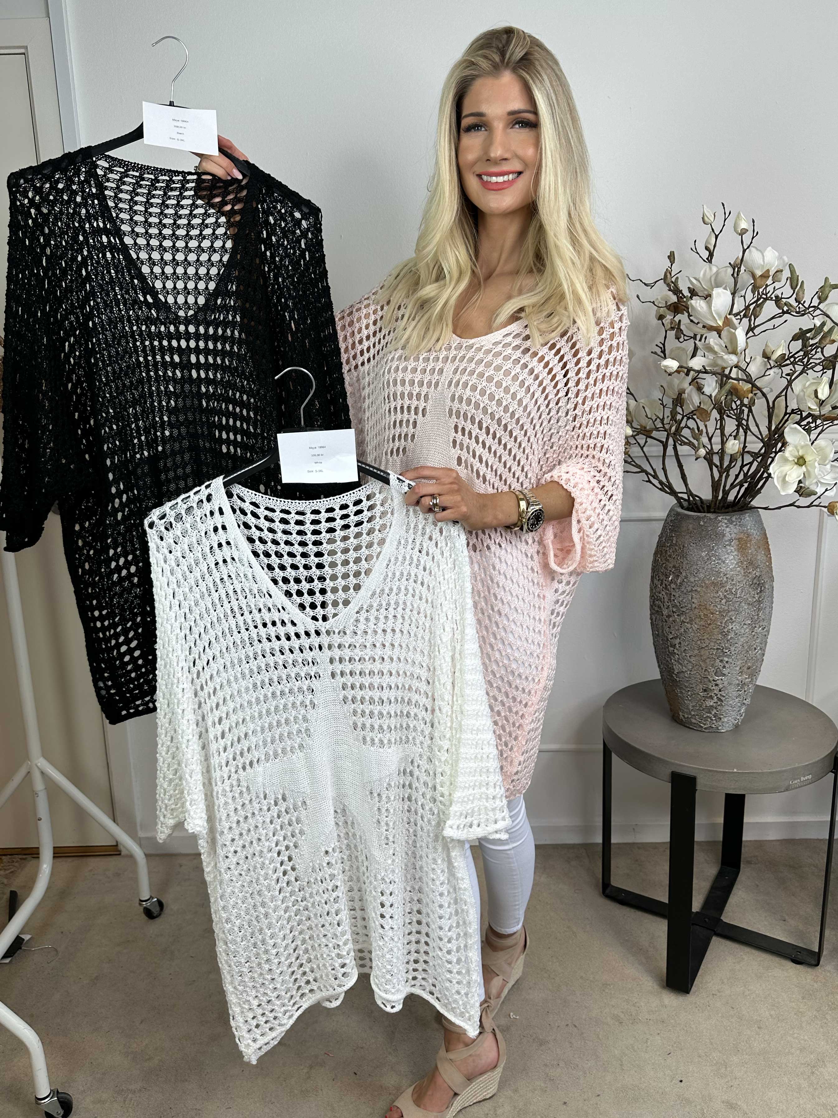 Maya - Sød strik med hulmønster og flagermusærmer