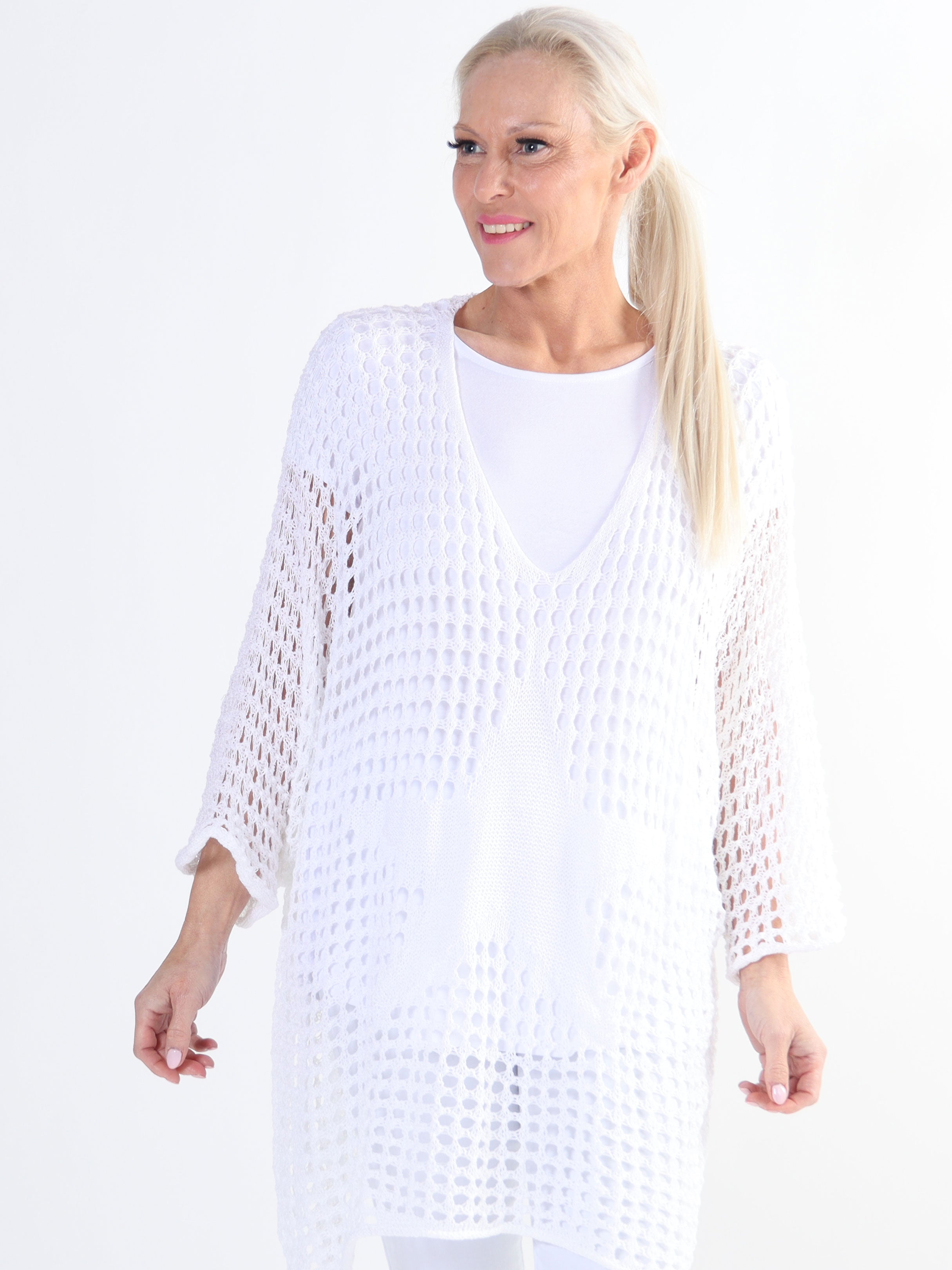 Maya - Sød plus size strik med hulmønster og flagermusærmer