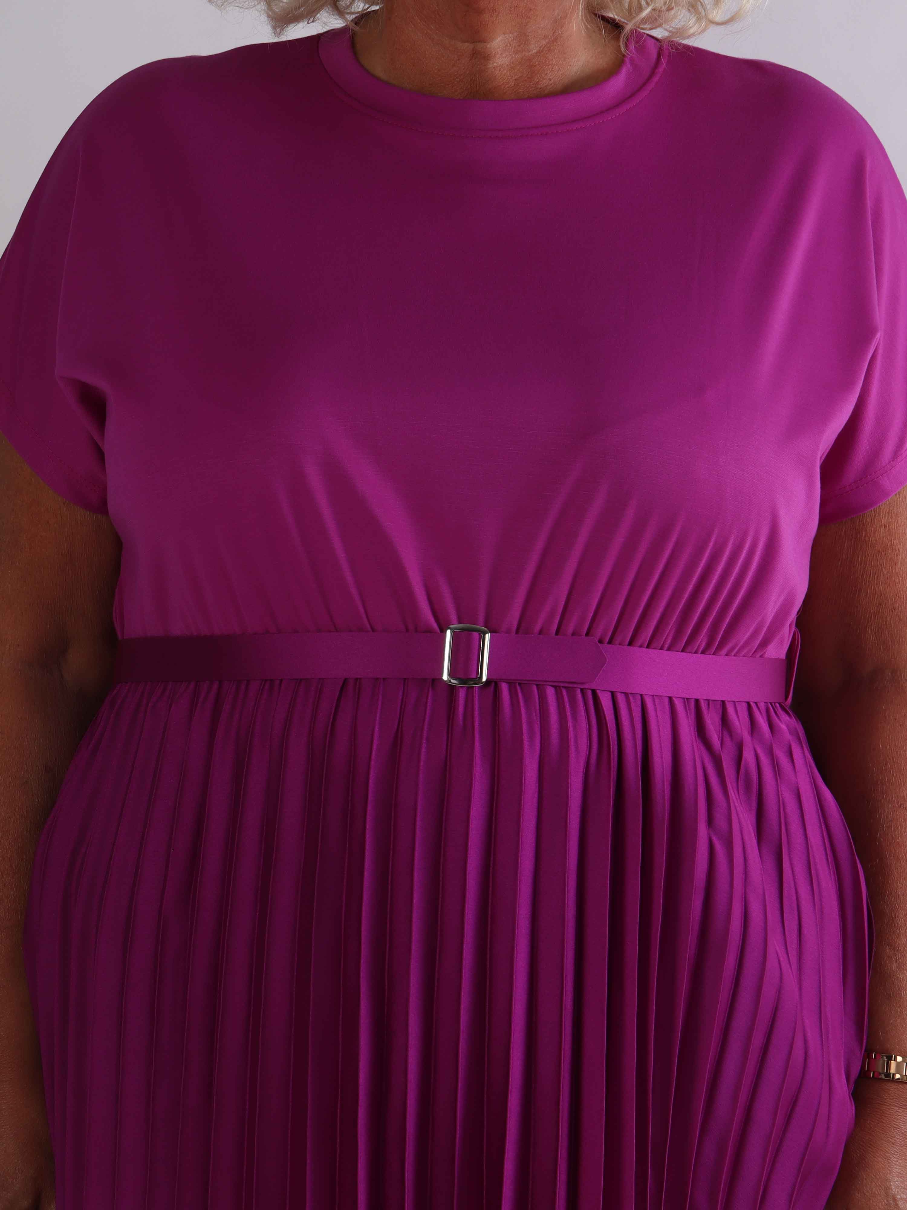 Melaina - Lang plus size kjole med plisseret skørt