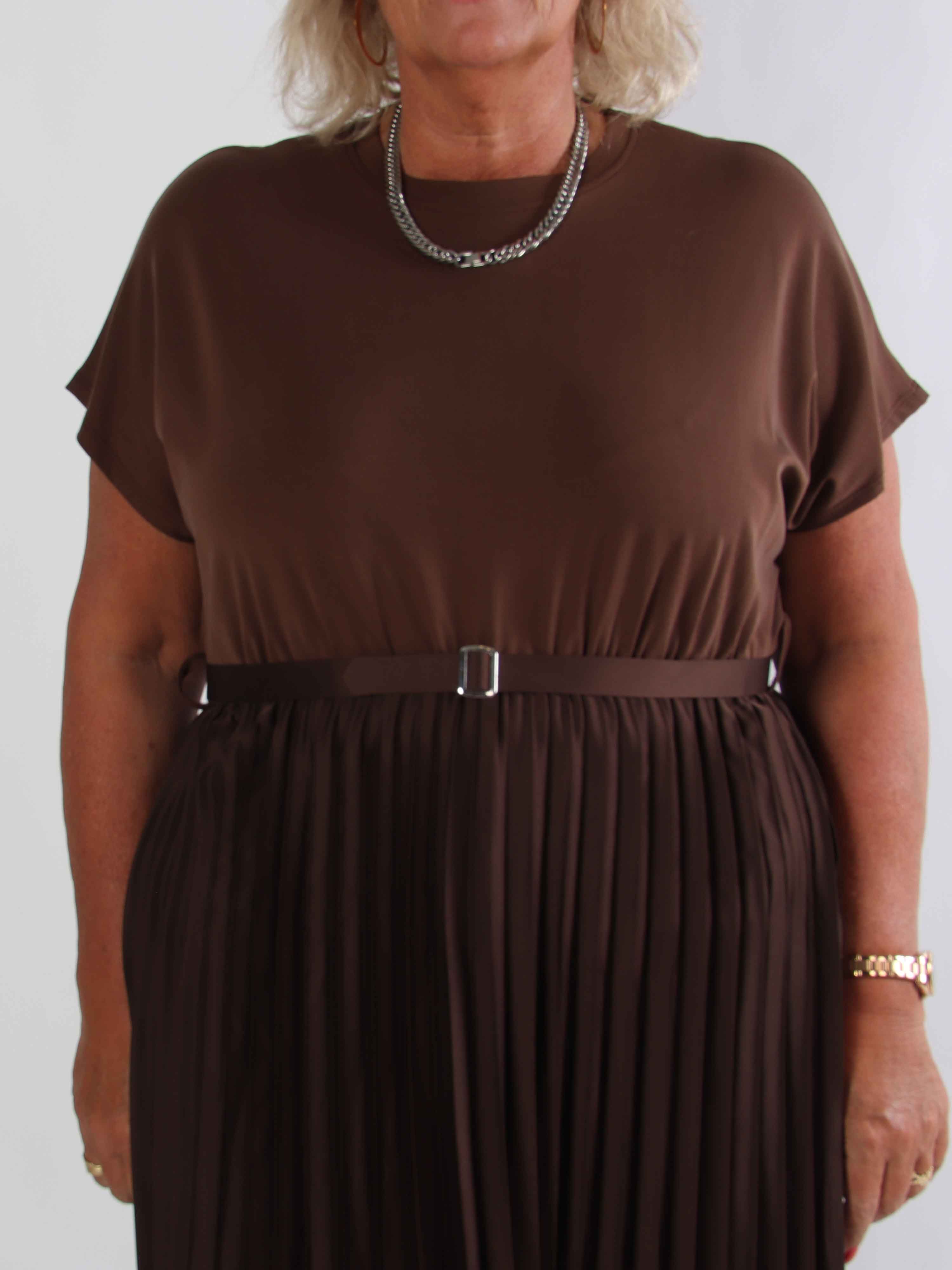 Melaina - Lang plus size kjole med plisseret skørt