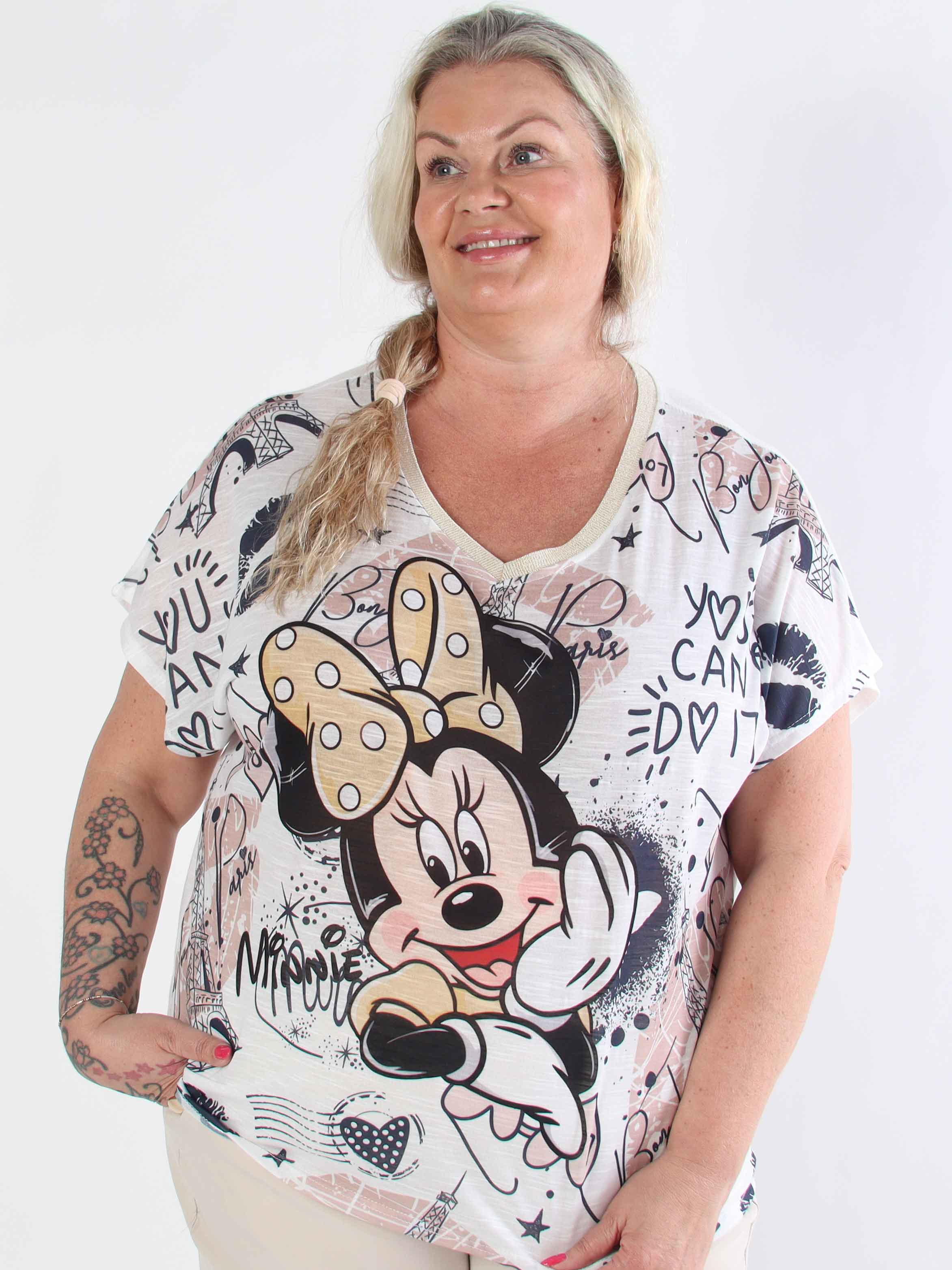 Merle - Hvid plus size t-shirt med motiver og v-udskæring