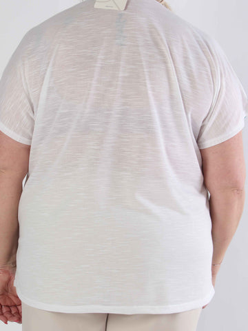 Merle - Hvid plus size t-shirt med motiver og v-udskæring