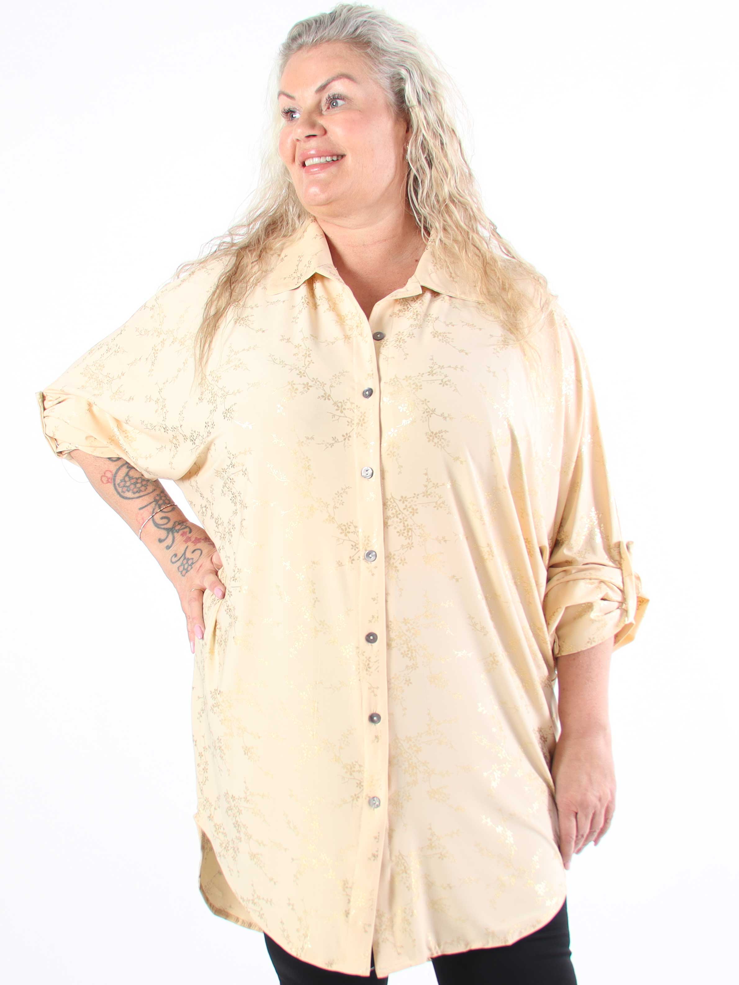 Mia Gold - Elastisk plus size skjortekjole med gulddetaljer