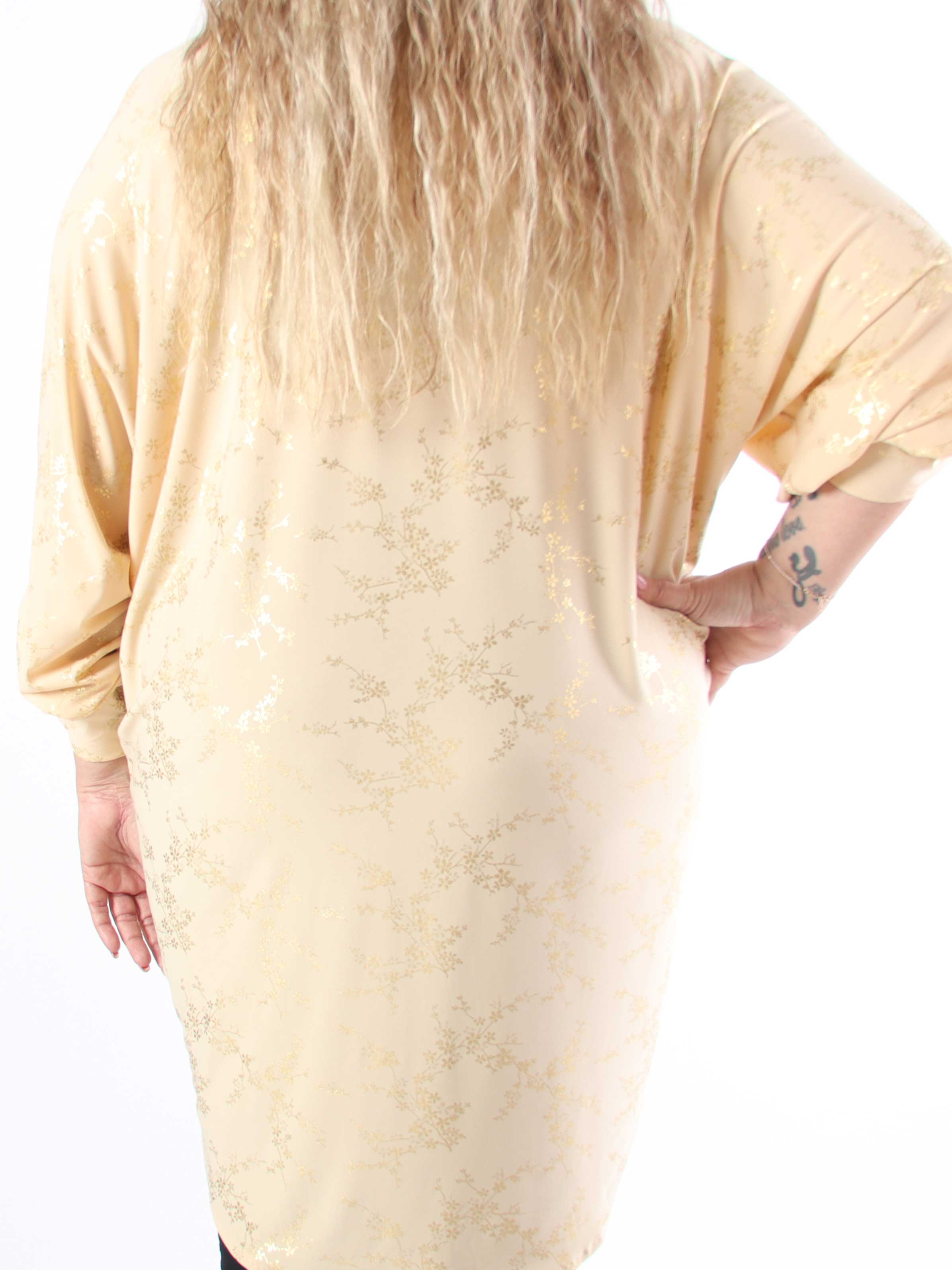 Mia Gold - Elastisk plus size skjortekjole med gulddetaljer