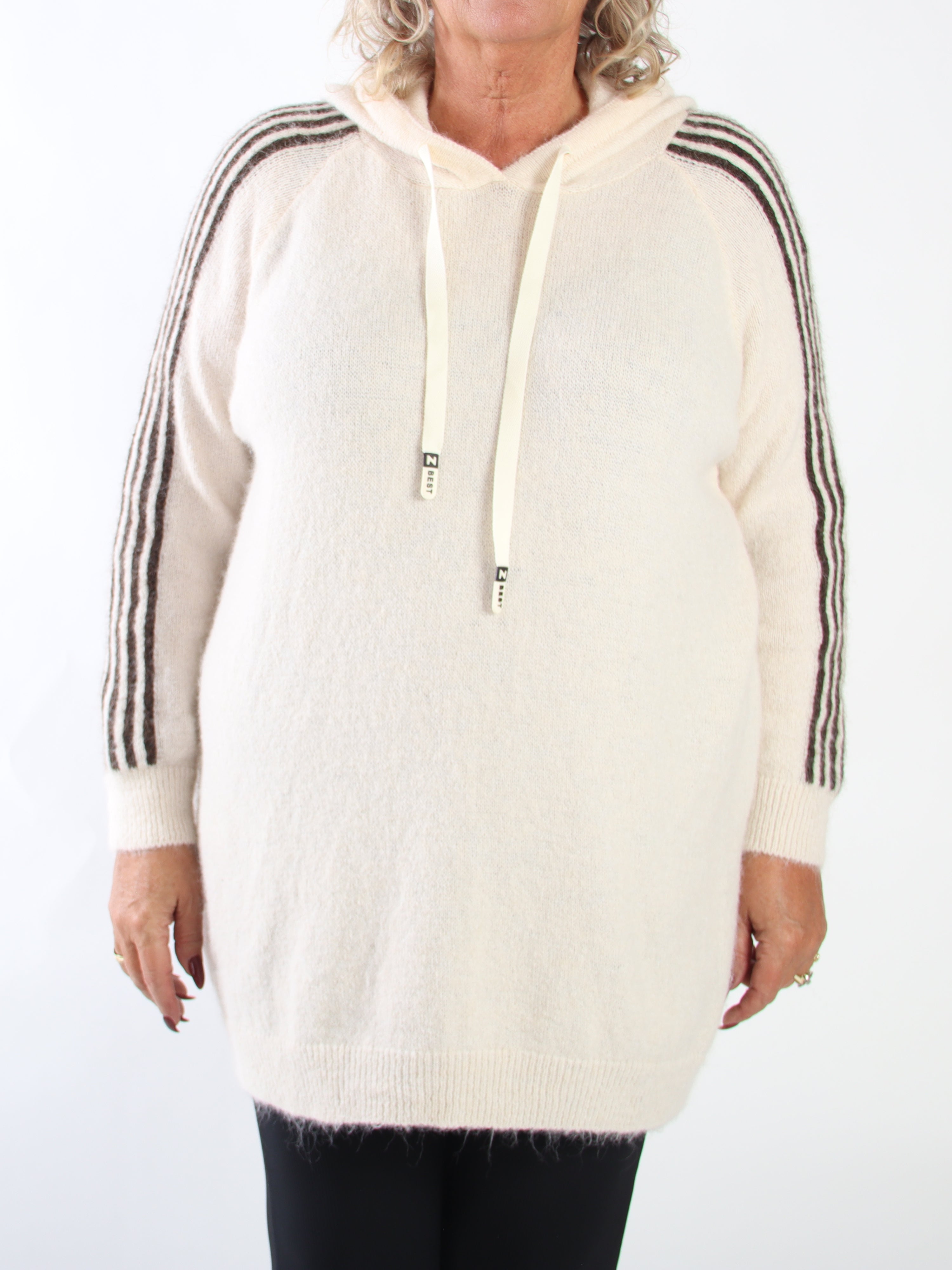 Mie - Let børstet plus size strikkjole med hætte, lange ærmer og sporty striber