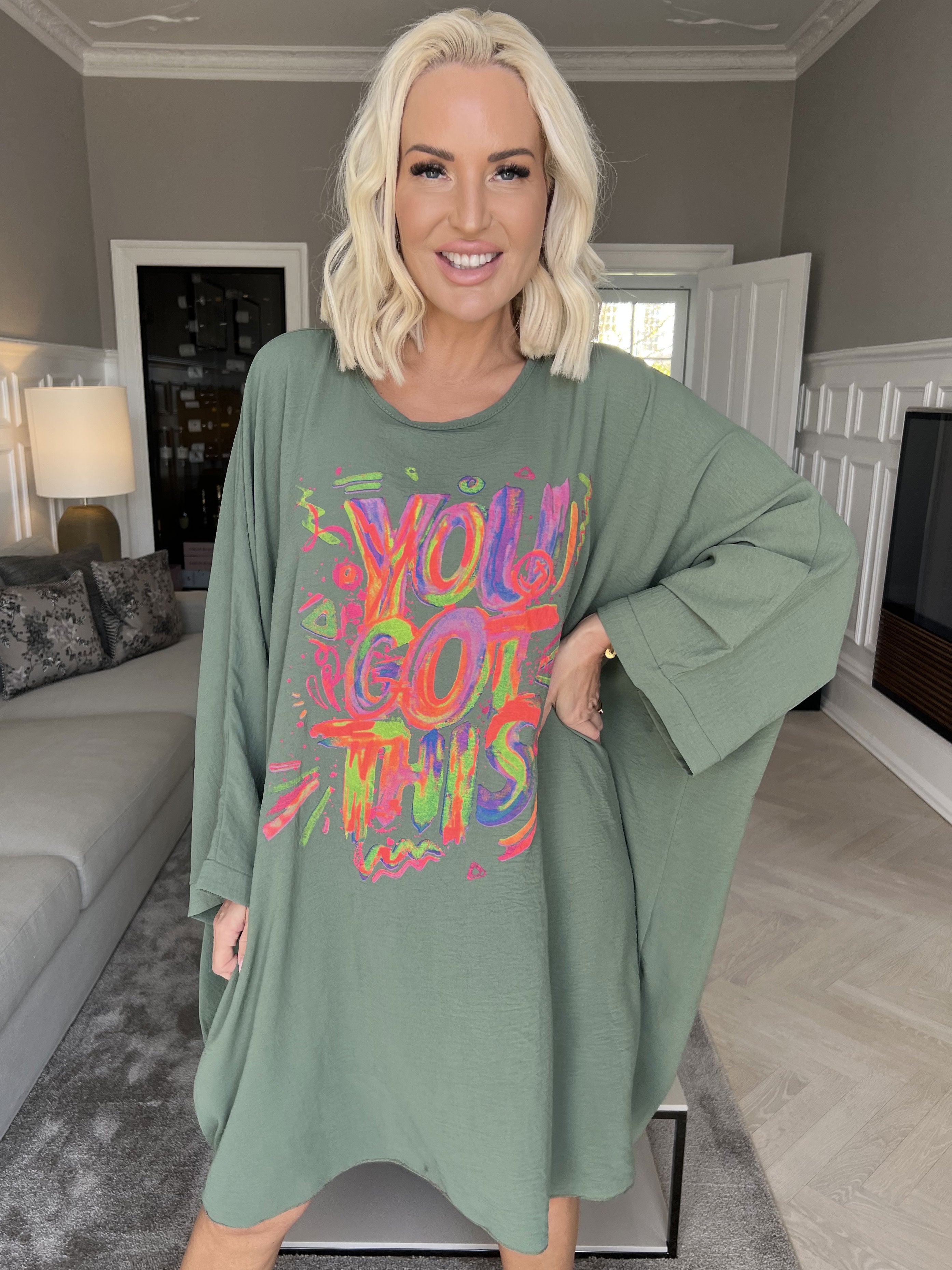 Mika - Oversize viscose kjole med motiv foran