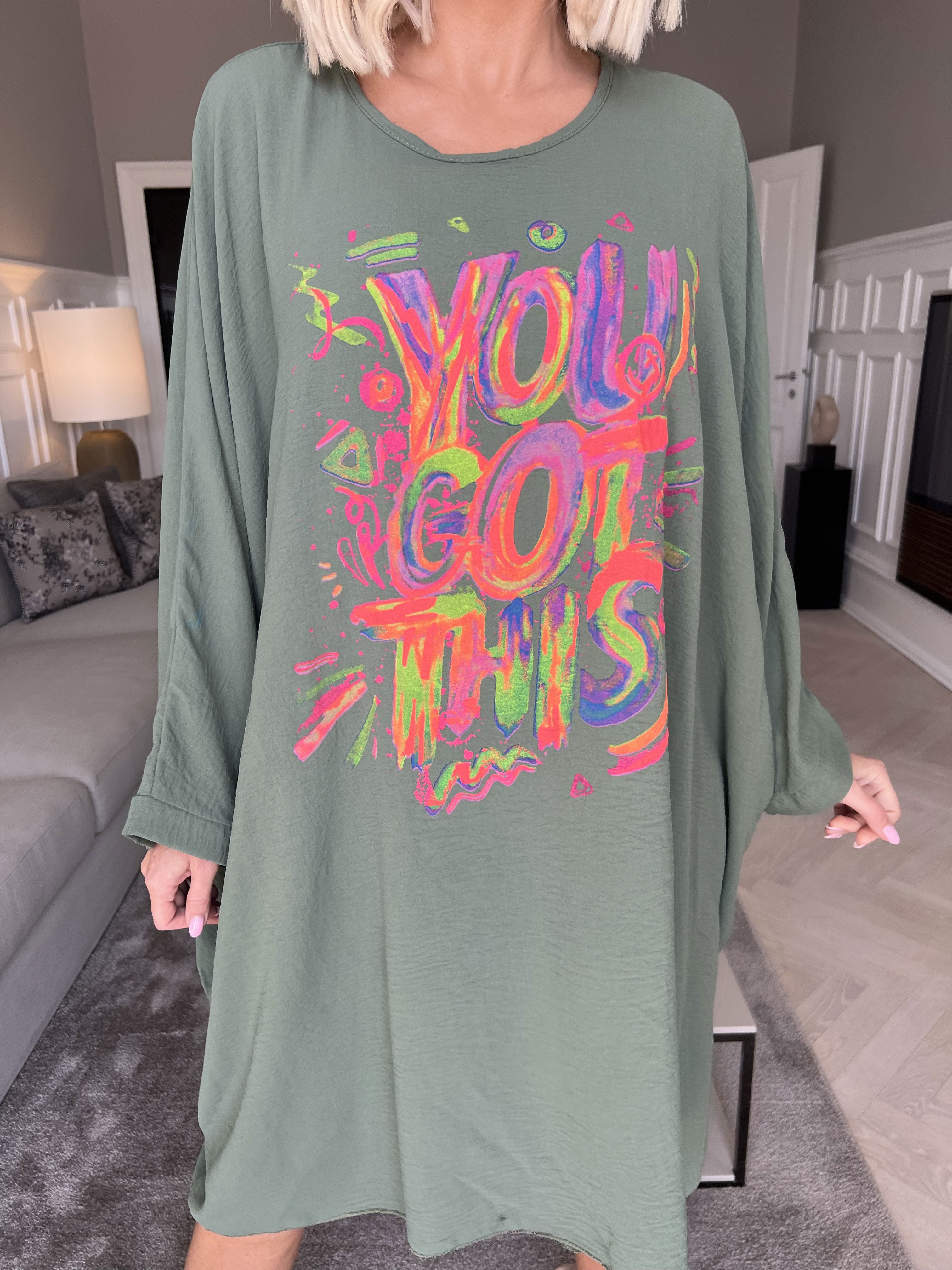 Mika - Oversize viscose kjole med motiv foran