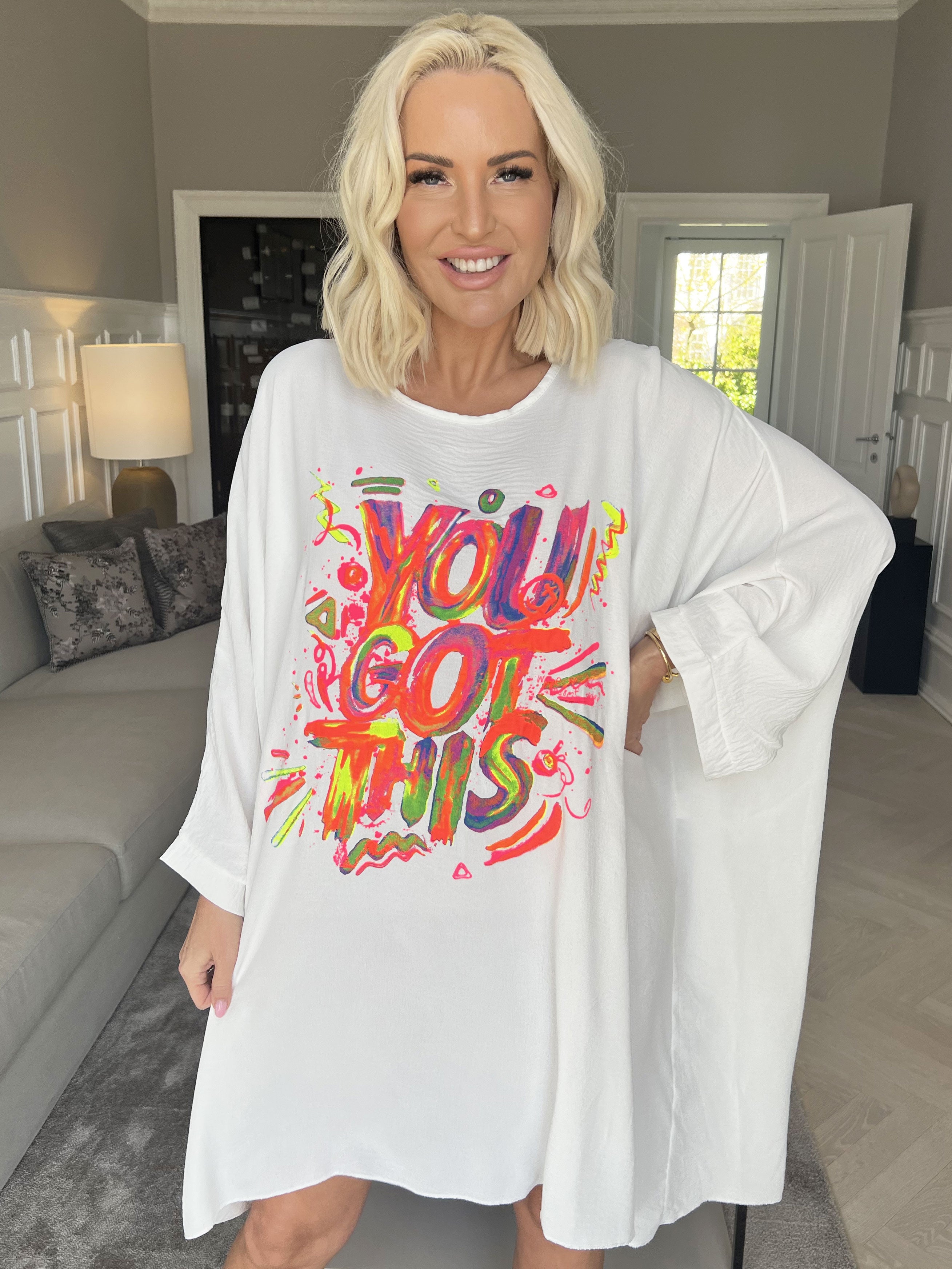 Mika - Oversize viscose kjole med motiv foran