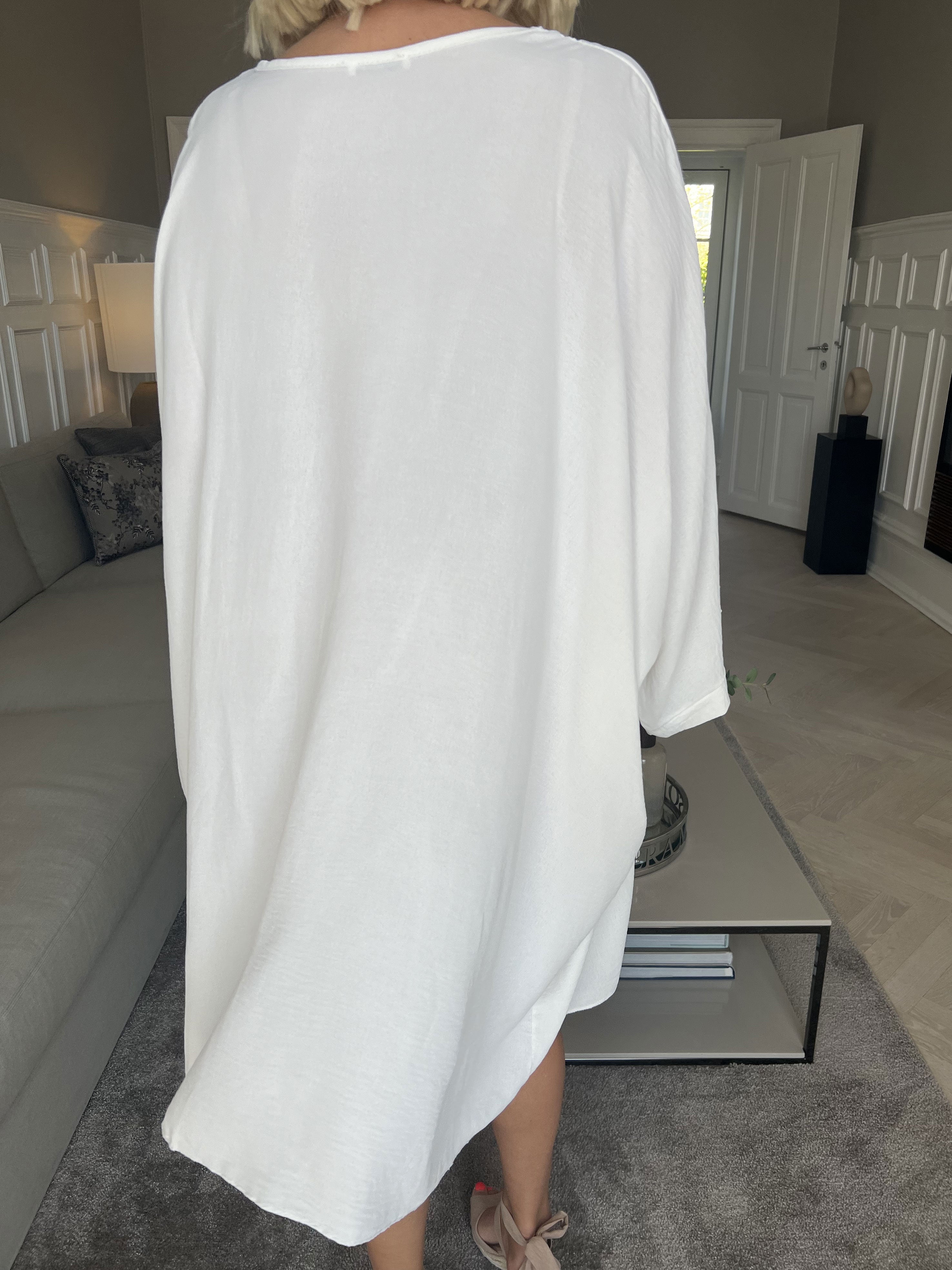 Mika - Oversize viscose kjole med motiv foran