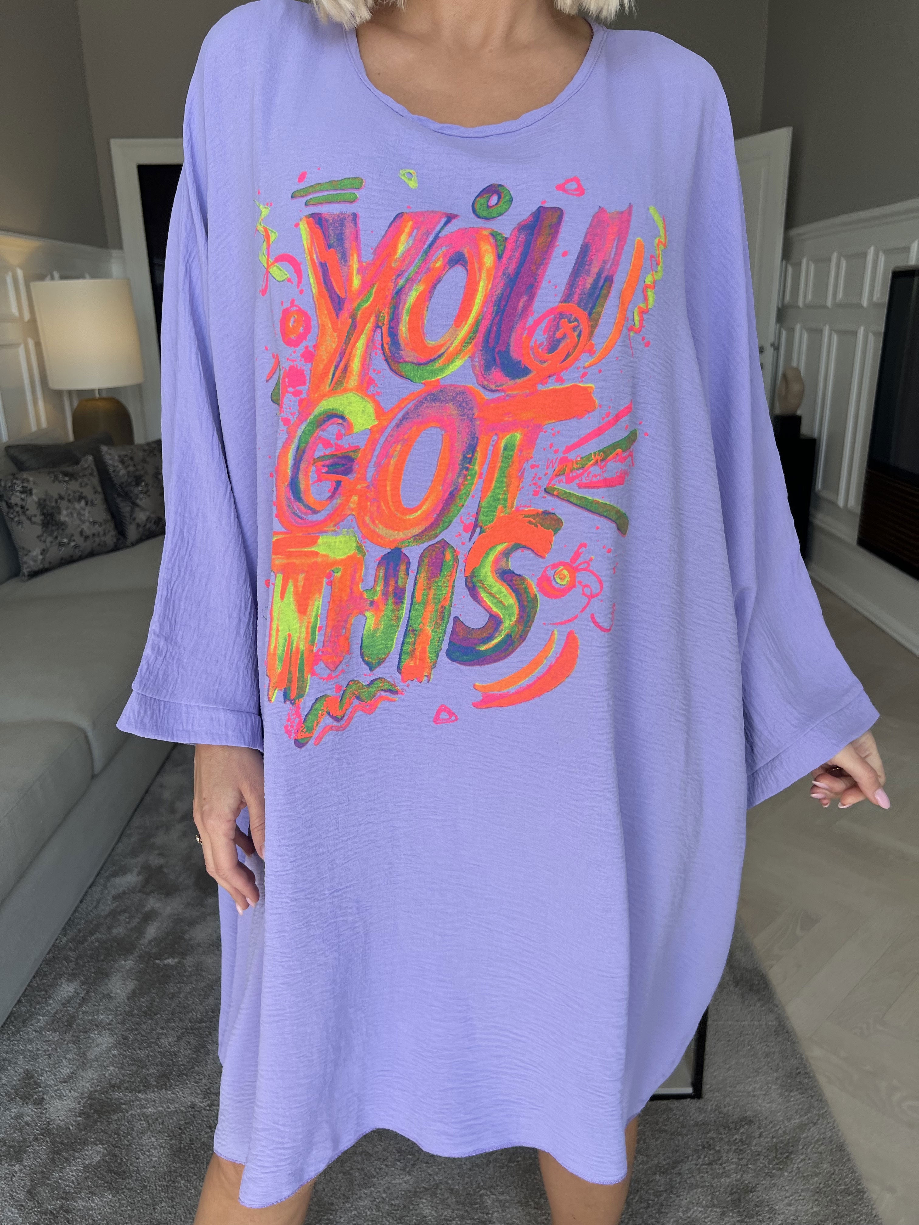 Mika - Oversize viscose kjole med motiv foran