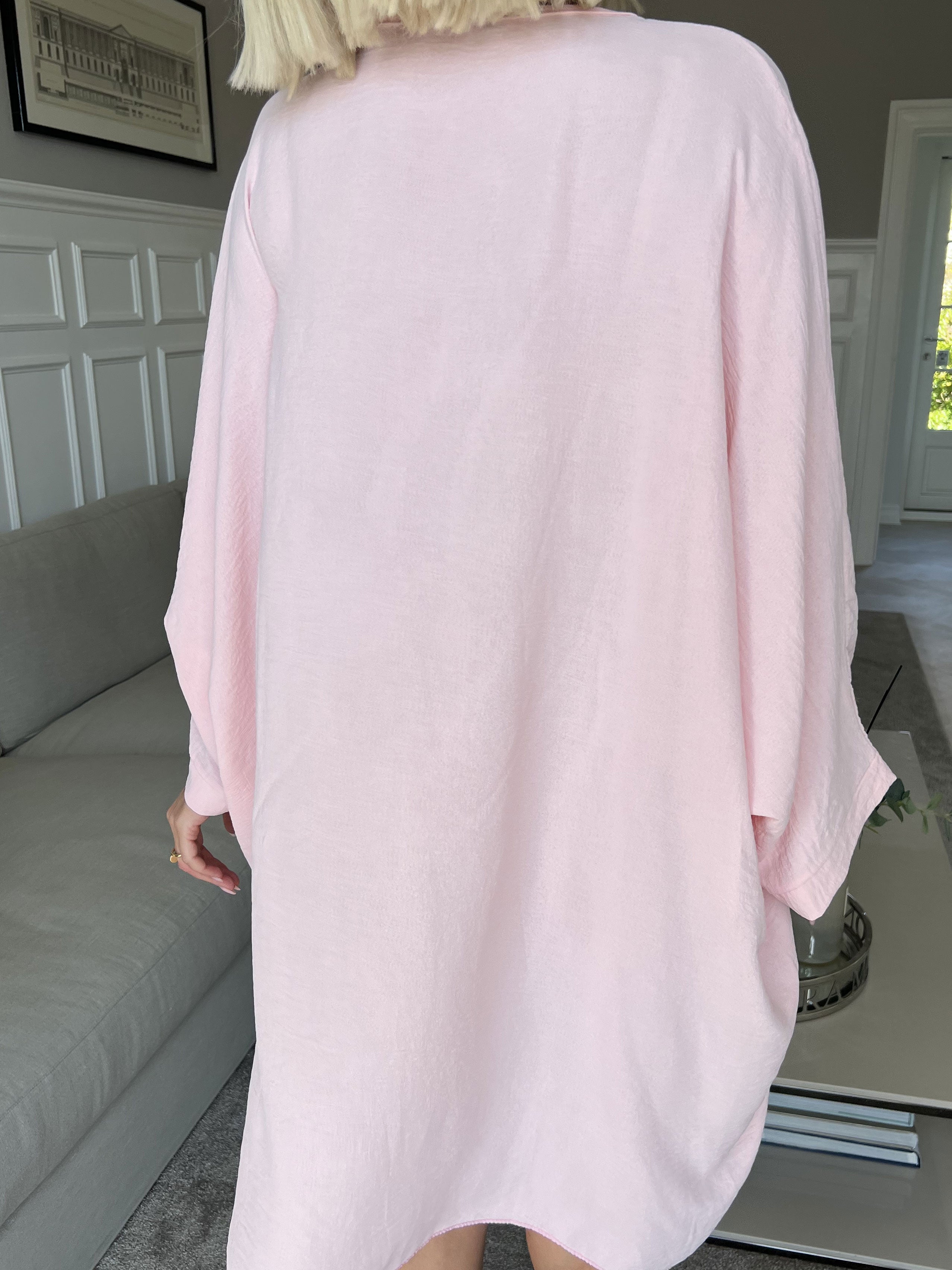 Mika - Oversize viscose kjole med motiv foran