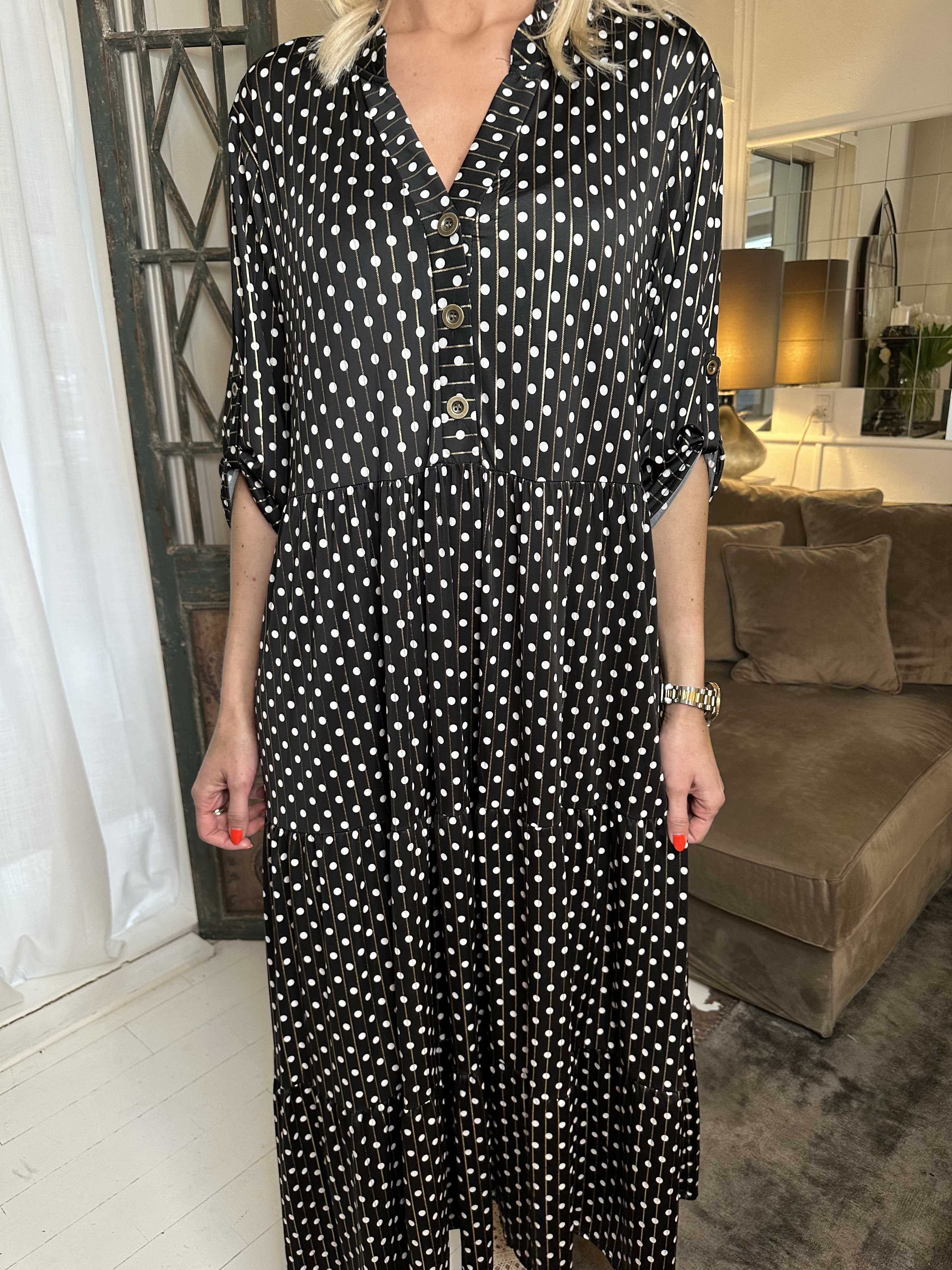 Milano Dot - Lang kjole med prikker og lag på lag look