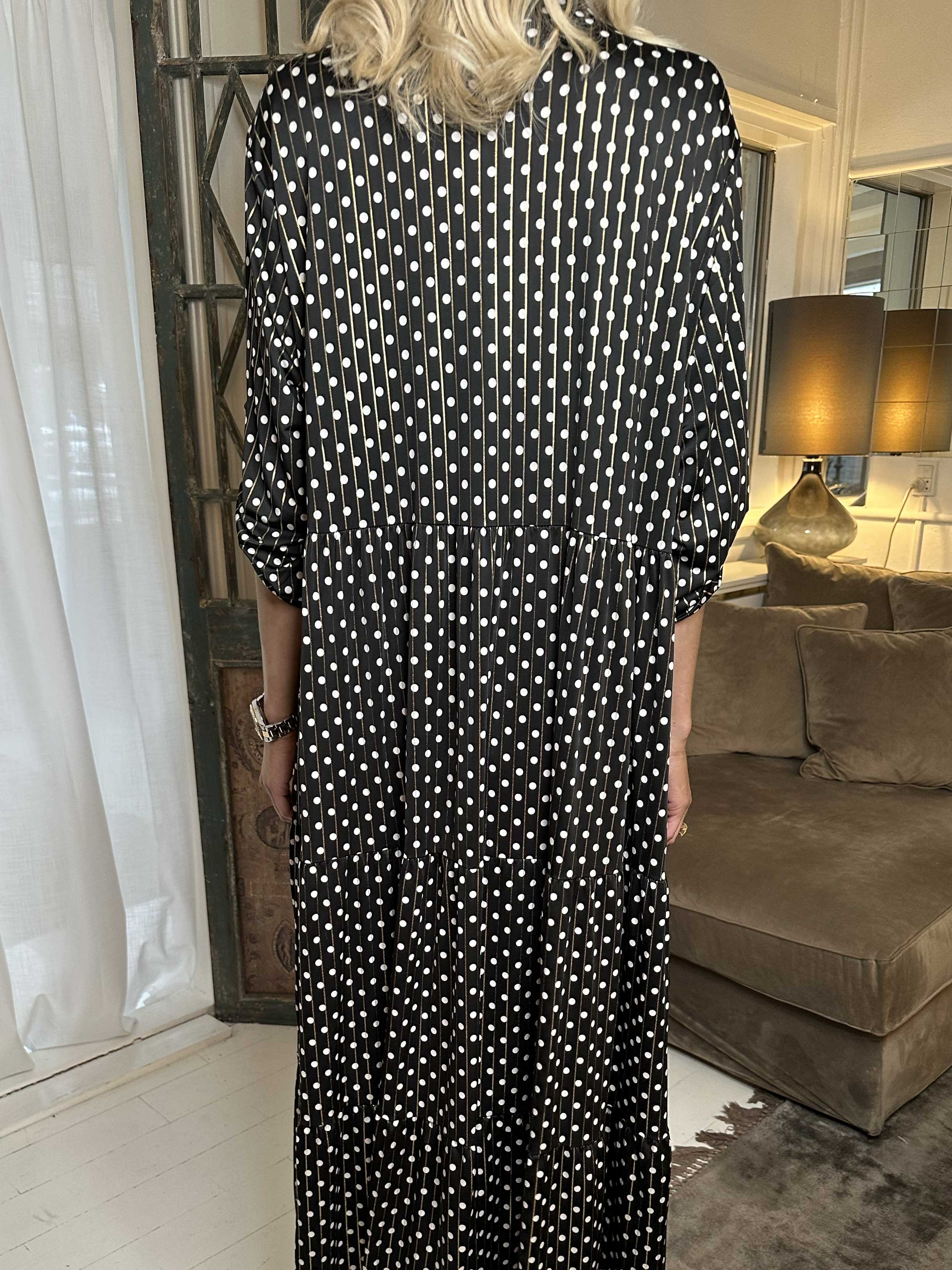 Milano Dot - Lang kjole med prikker og lag på lag look