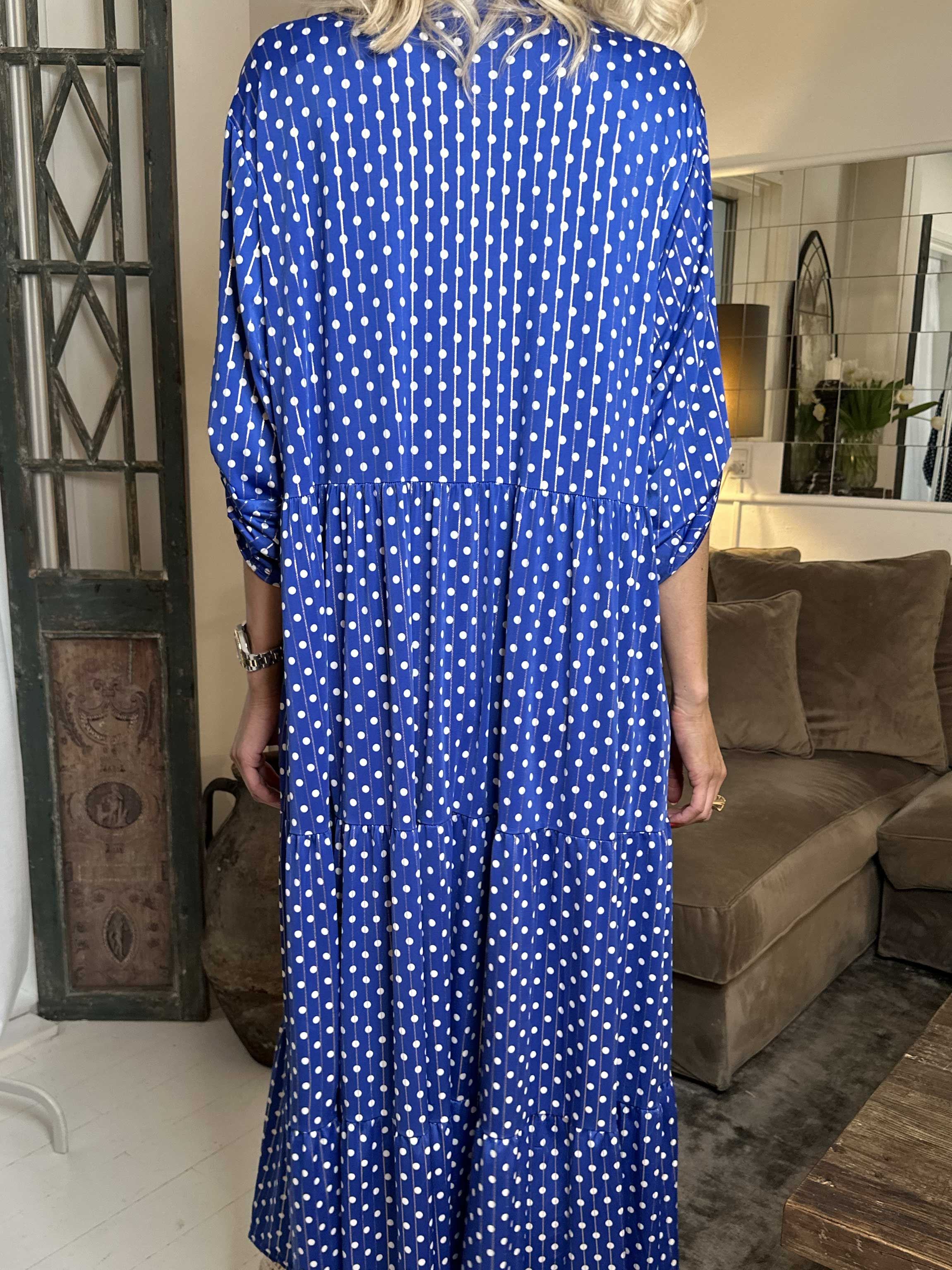 Milano Dot - Lang kjole med prikker og lag på lag look