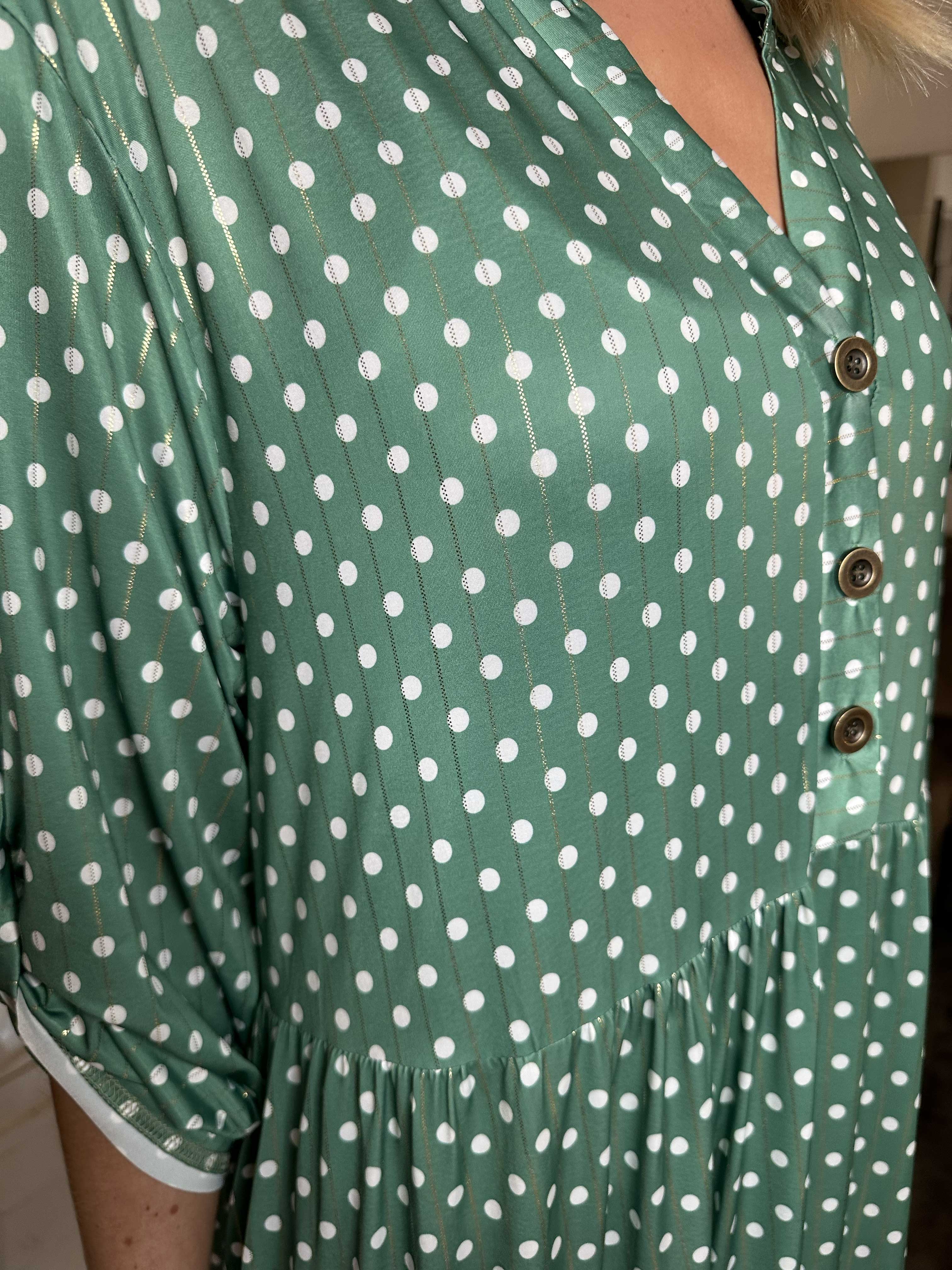 Milano Dot - Lang kjole med prikker og lag på lag look